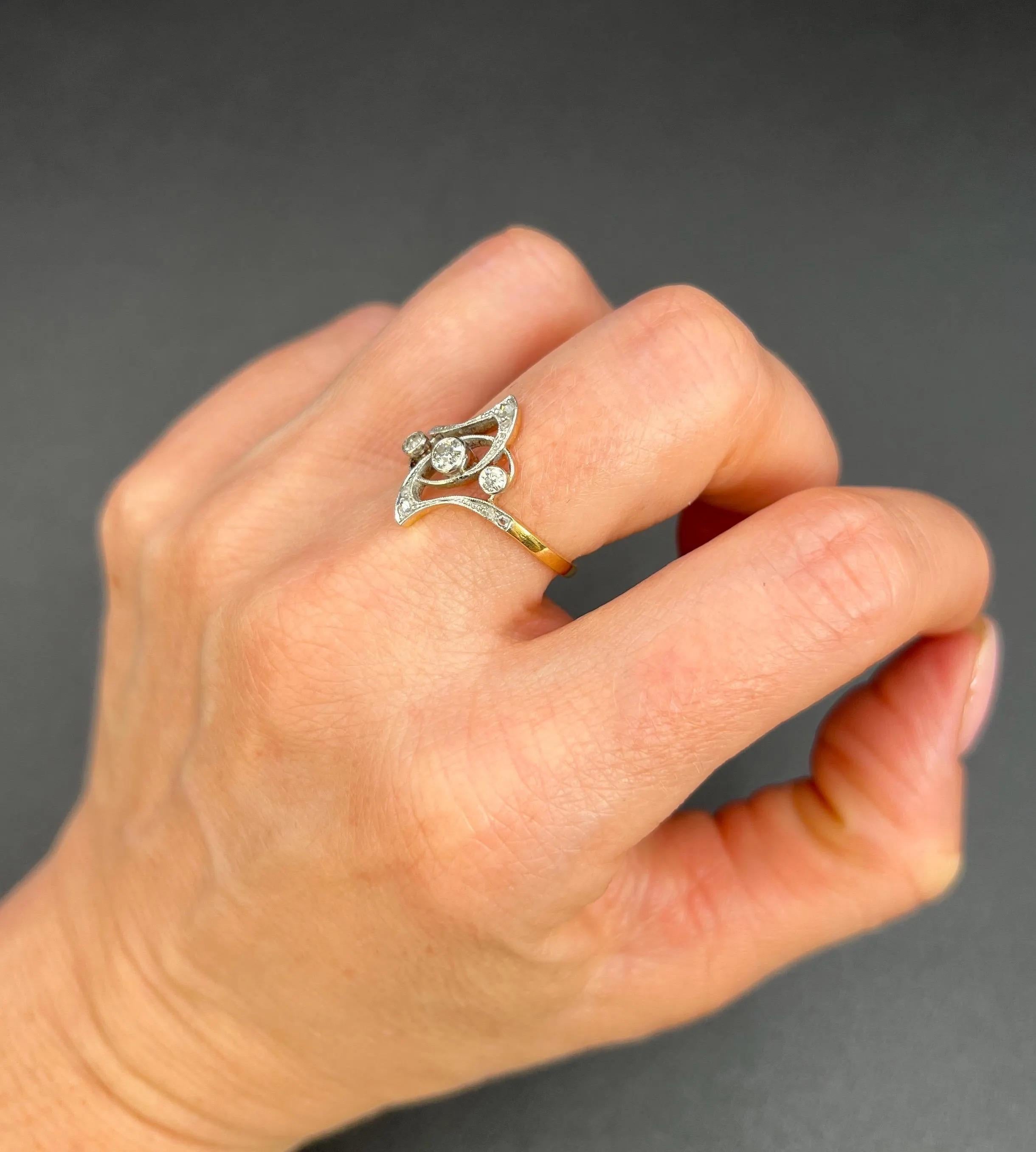 Taglio antico europeo Anello antico in oro e platino 18ct, anello Belle Époque con diamanti, anello con tre pietre in vendita