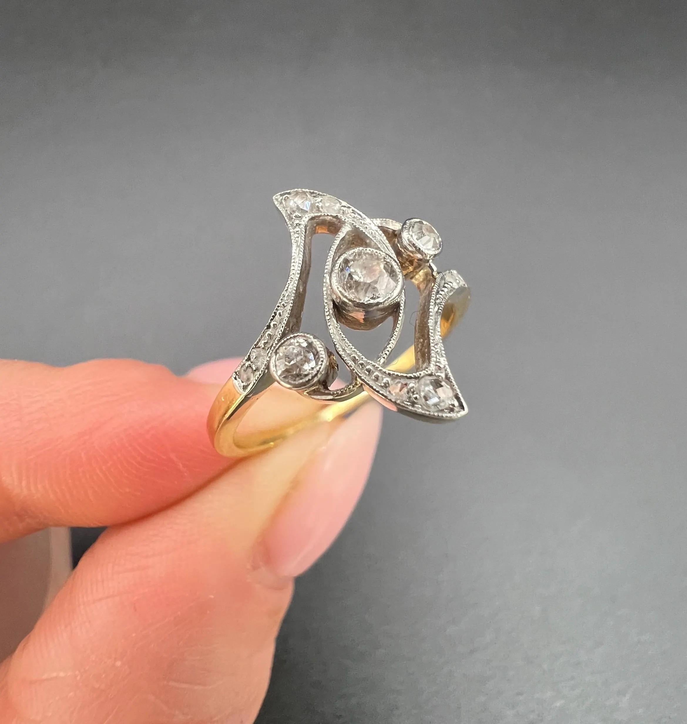 Anello antico in oro e platino 18ct, anello Belle Époque con diamanti, anello con tre pietre In condizioni buone in vendita a Brighton, GB