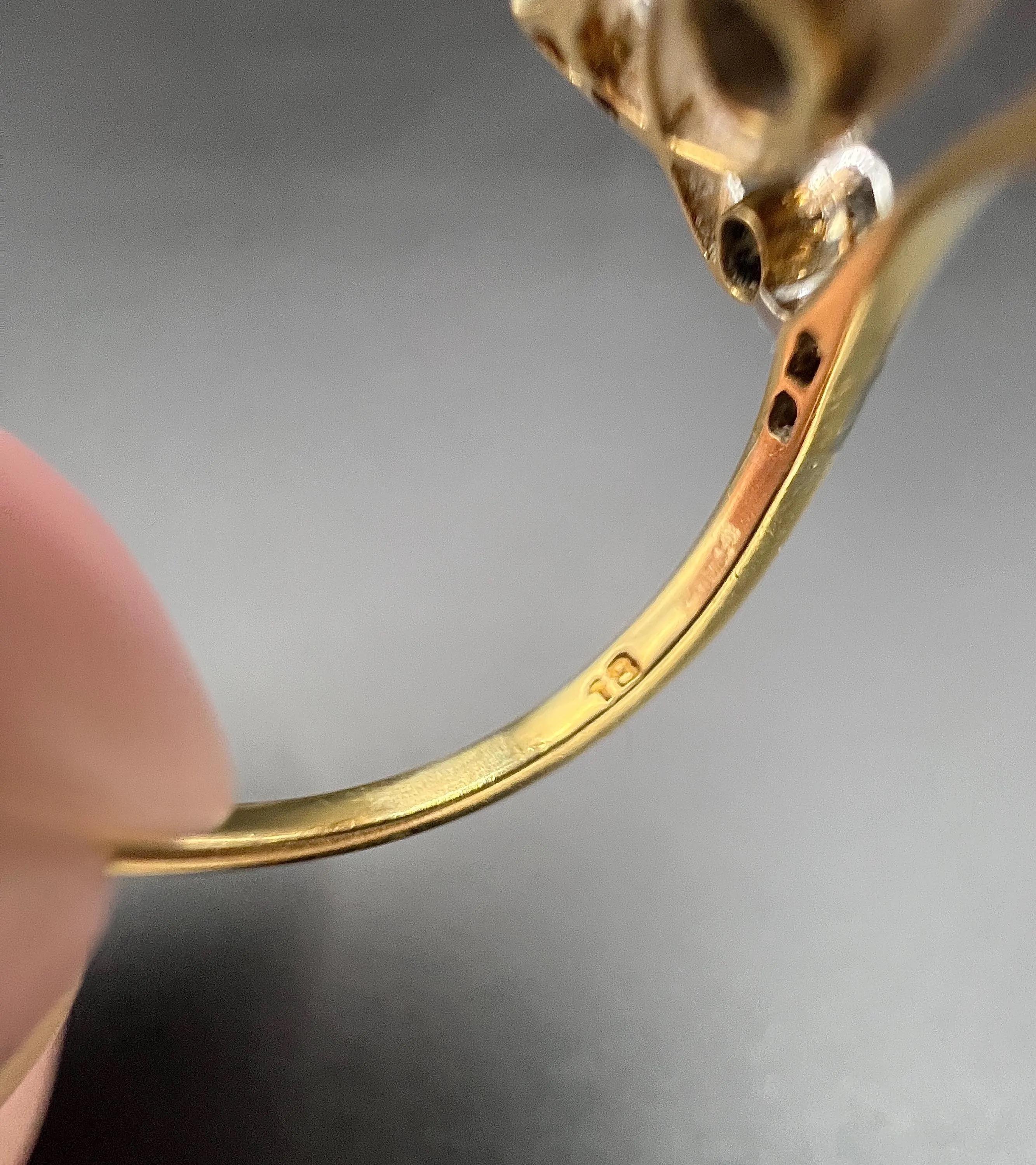 Anello antico in oro e platino 18ct, anello Belle Époque con diamanti, anello con tre pietre in vendita 1