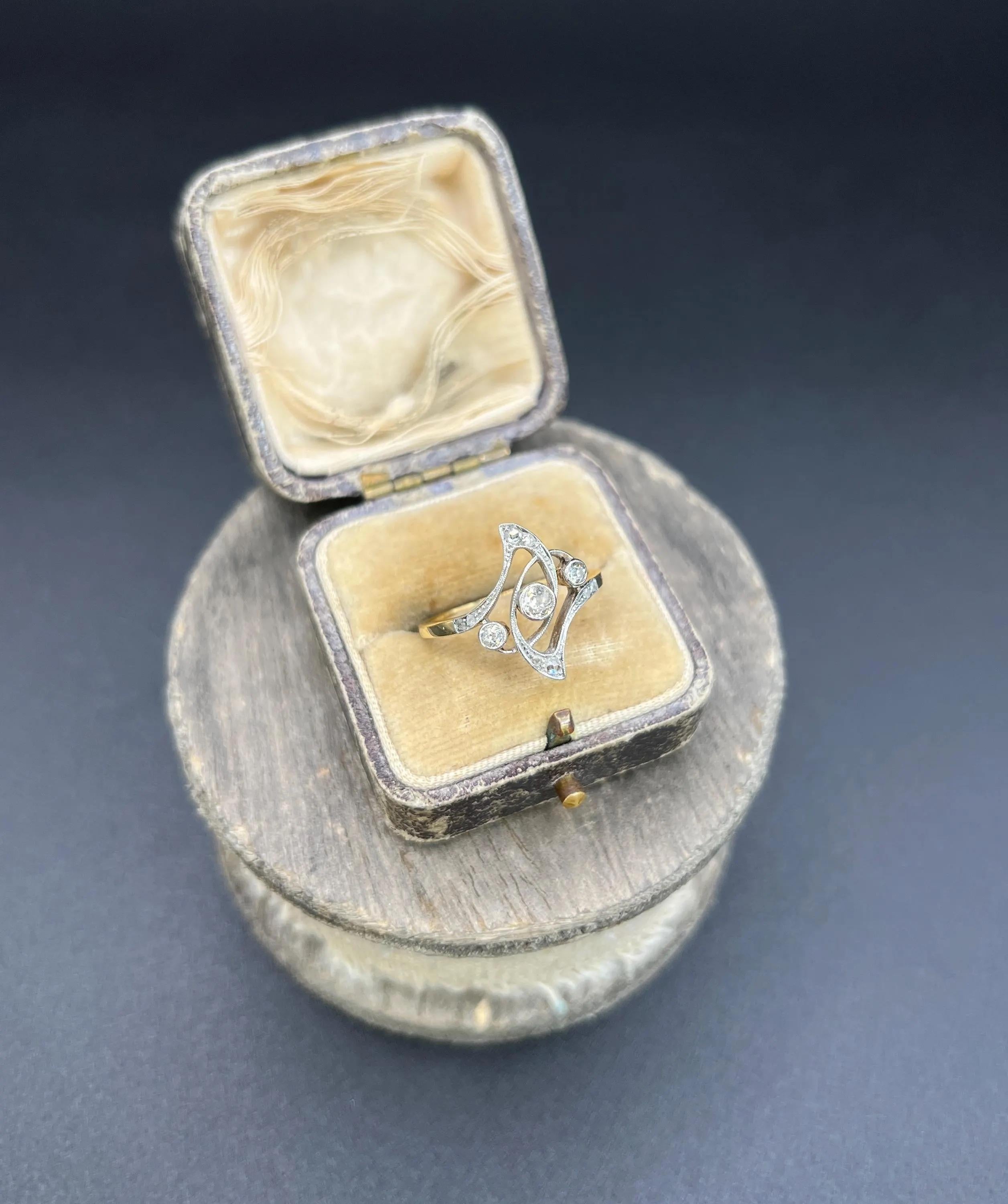 Anello antico in oro e platino 18ct, anello Belle Époque con diamanti, anello con tre pietre in vendita 2