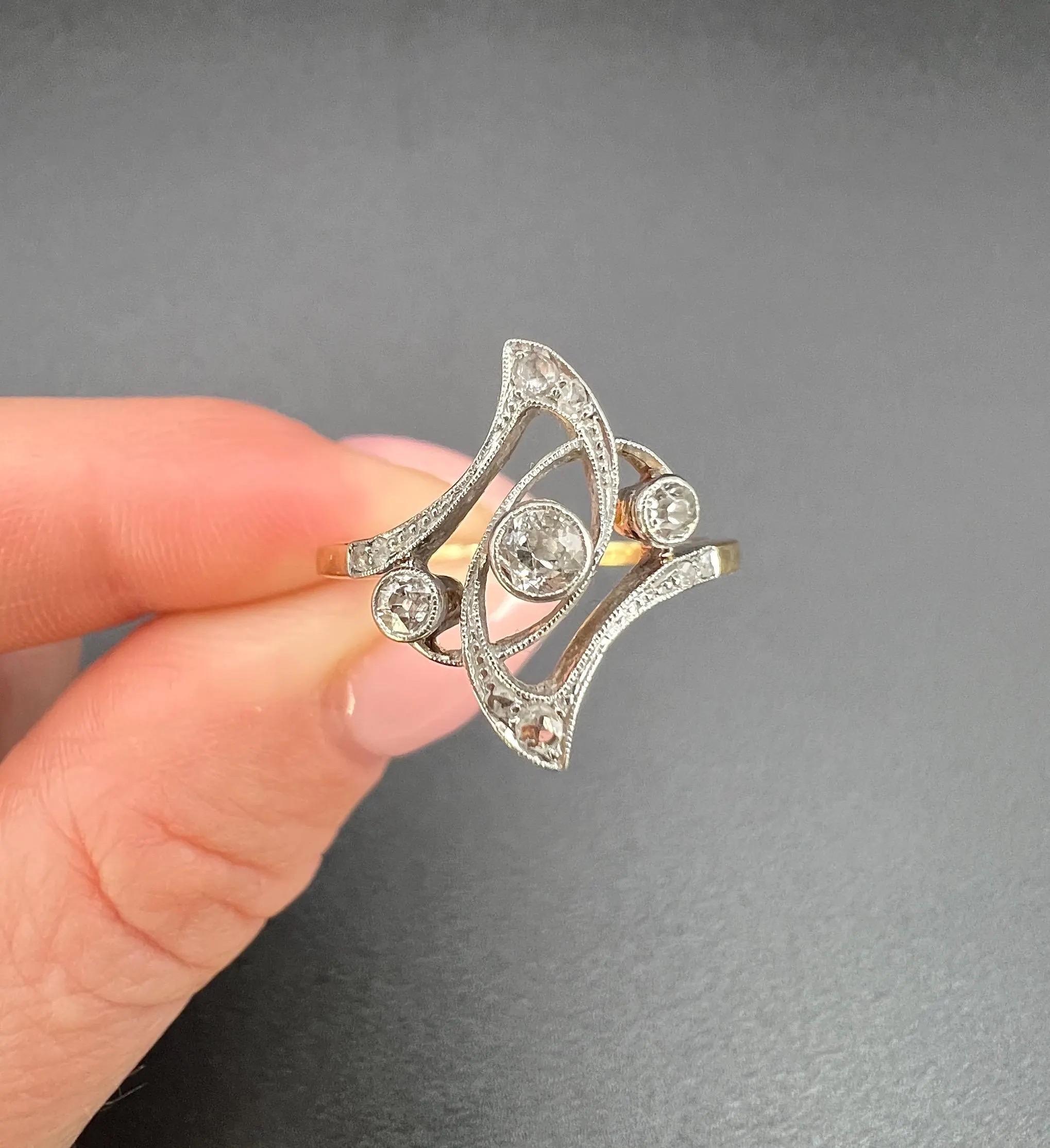 Anello antico in oro e platino 18ct, anello Belle Époque con diamanti, anello con tre pietre in vendita 3