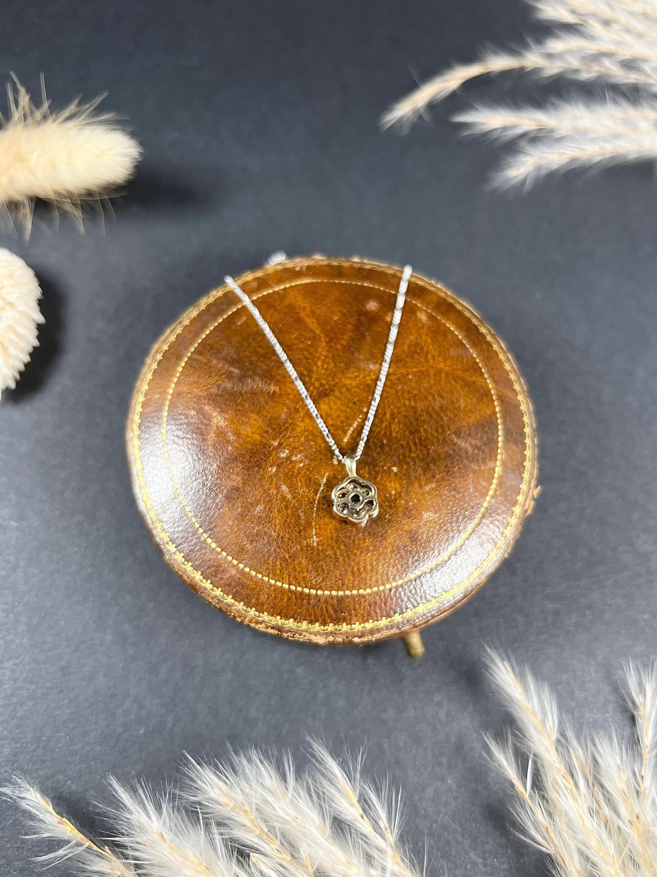 Antique 18ct Gold & Platinum Diamond Daisy Pendant Necklace In Good Condition For Sale In Brighton, GB