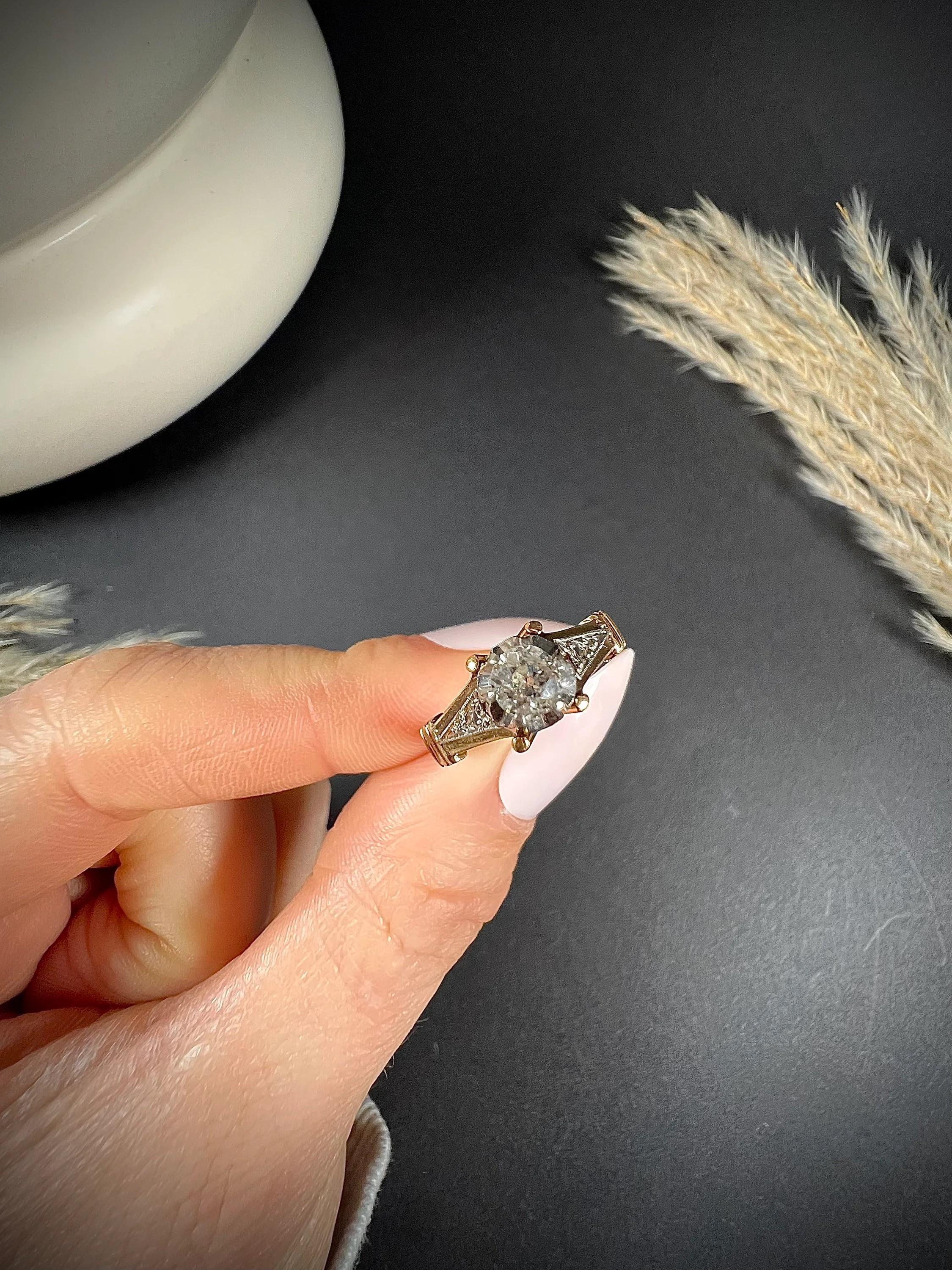 Antiker Diamant-Verlobungsring 

18ct Gold & Platin gestempelt 

CIRCA 1910

Schöner, antiker Diamantring. Er ist mit einem wunderschönen, europäisch geschliffenen, einzelnen Mittelstein besetzt, der sich perfekt in die schöne Platinfassung einfügt.
