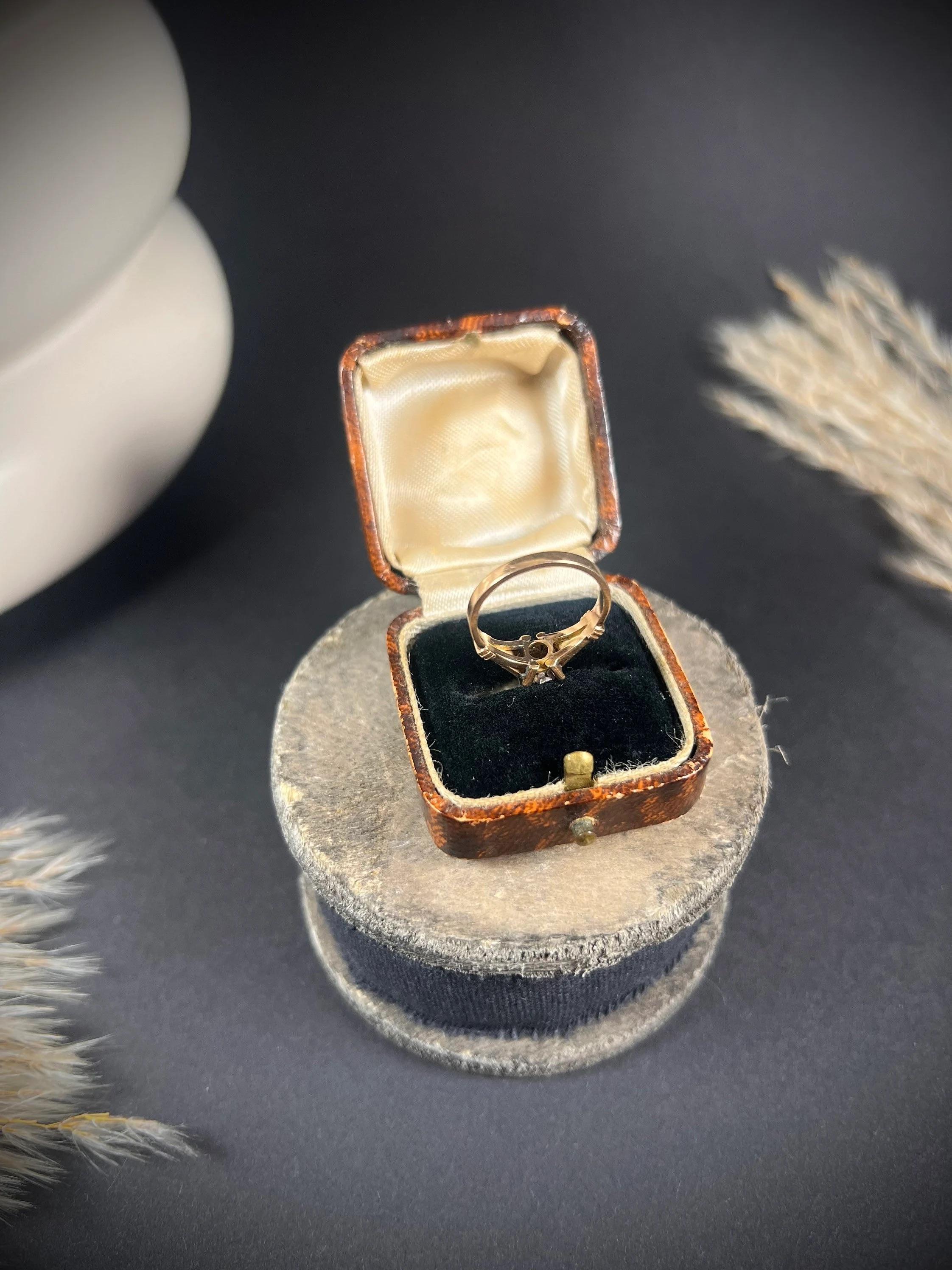 Antiker Verlobungsring aus 18 Karat Gold und Platin mit Diamanten im Angebot 3