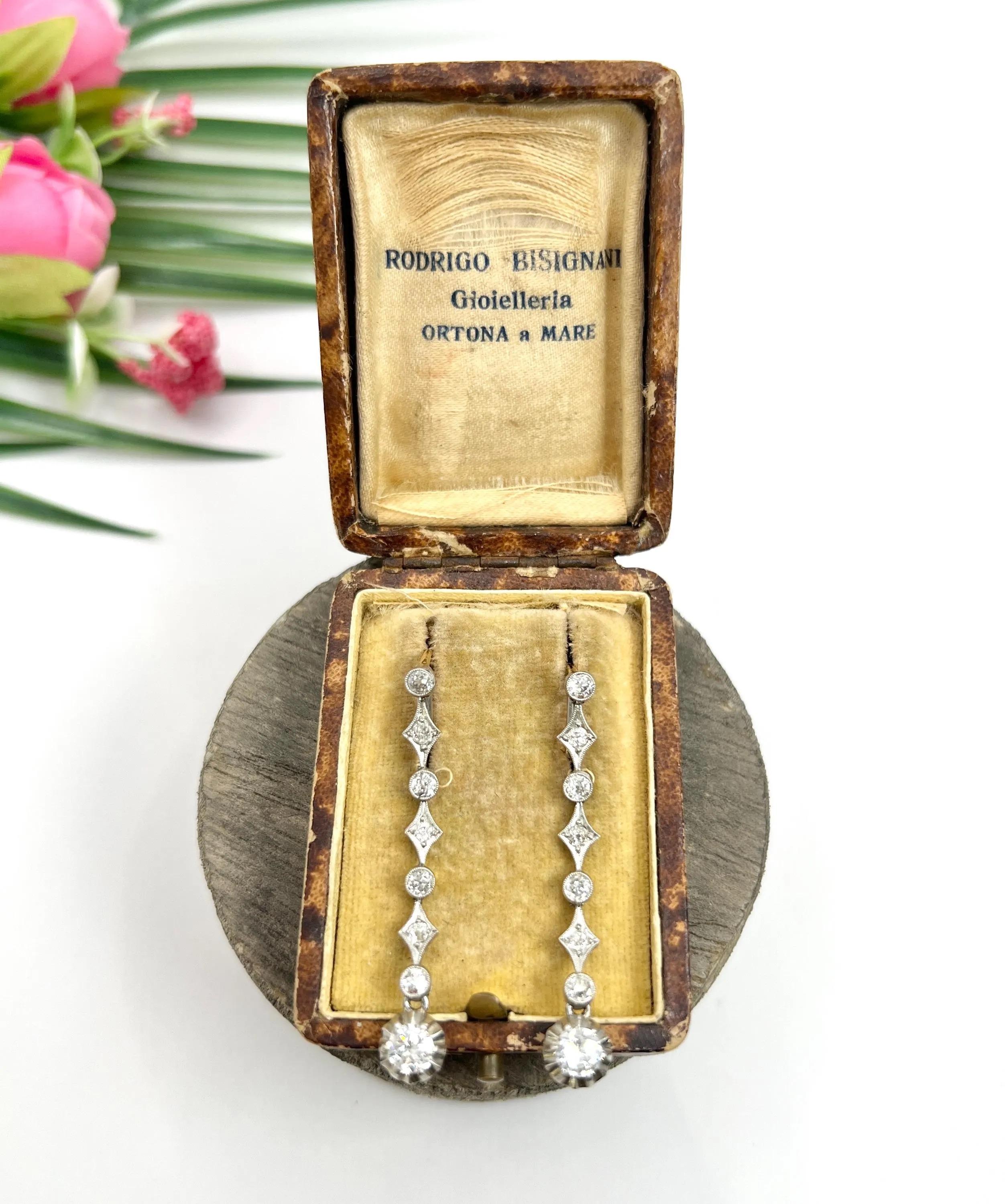 Pendientes de gota de diamante antiguos 

Oro y platino de 18 ct

Alrededor de 1910

Estos exquisitos pendientes de oro y platino de 18 ct presentan un impresionante diseño de gota larga, adornado con brillantes diamantes engastados en engaste
