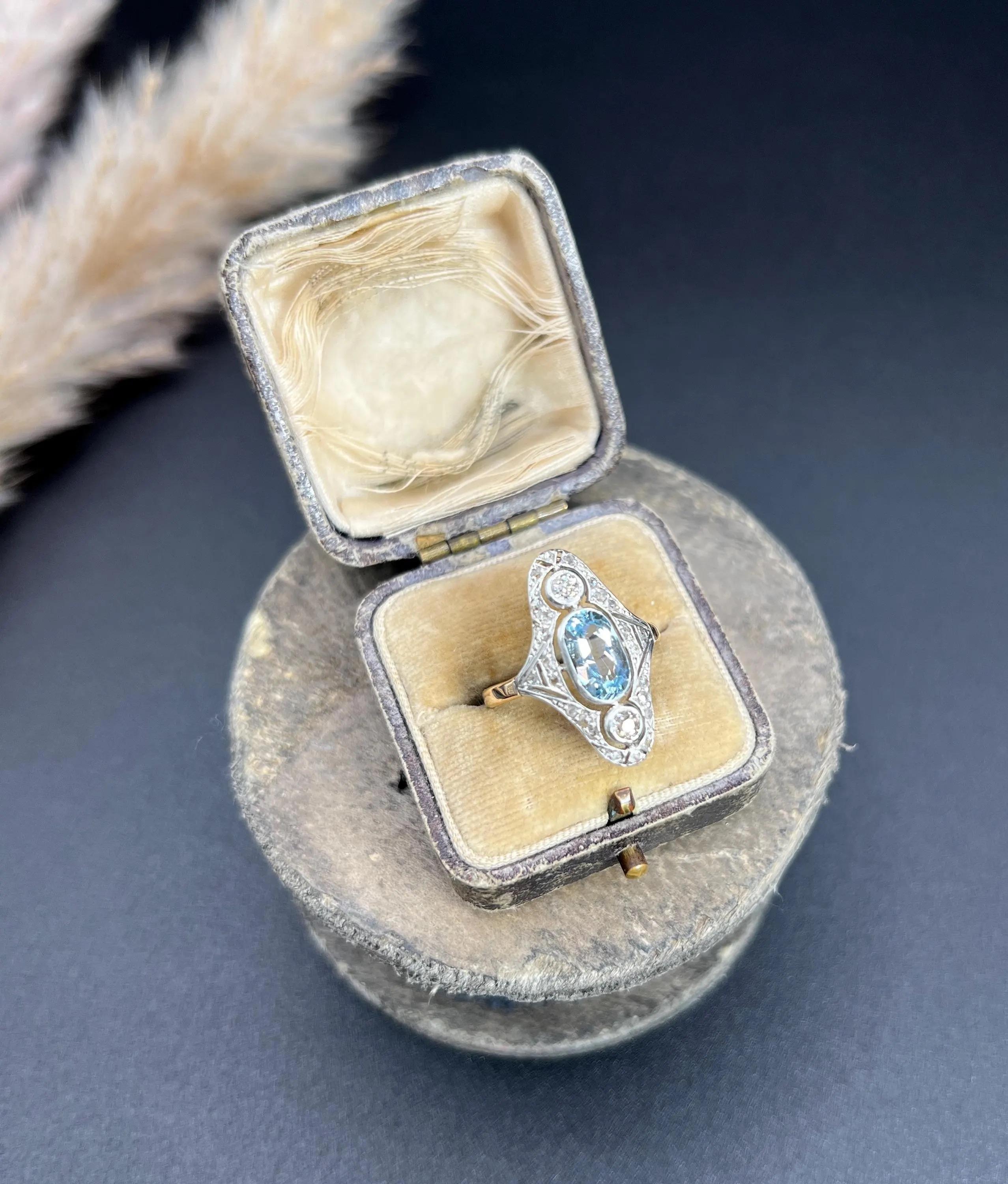 Antique 18ct Gold & Platinum, Edwardian Aquamarine and Diamond Three Stone Ring In Good Condition For Sale In Brighton, GB