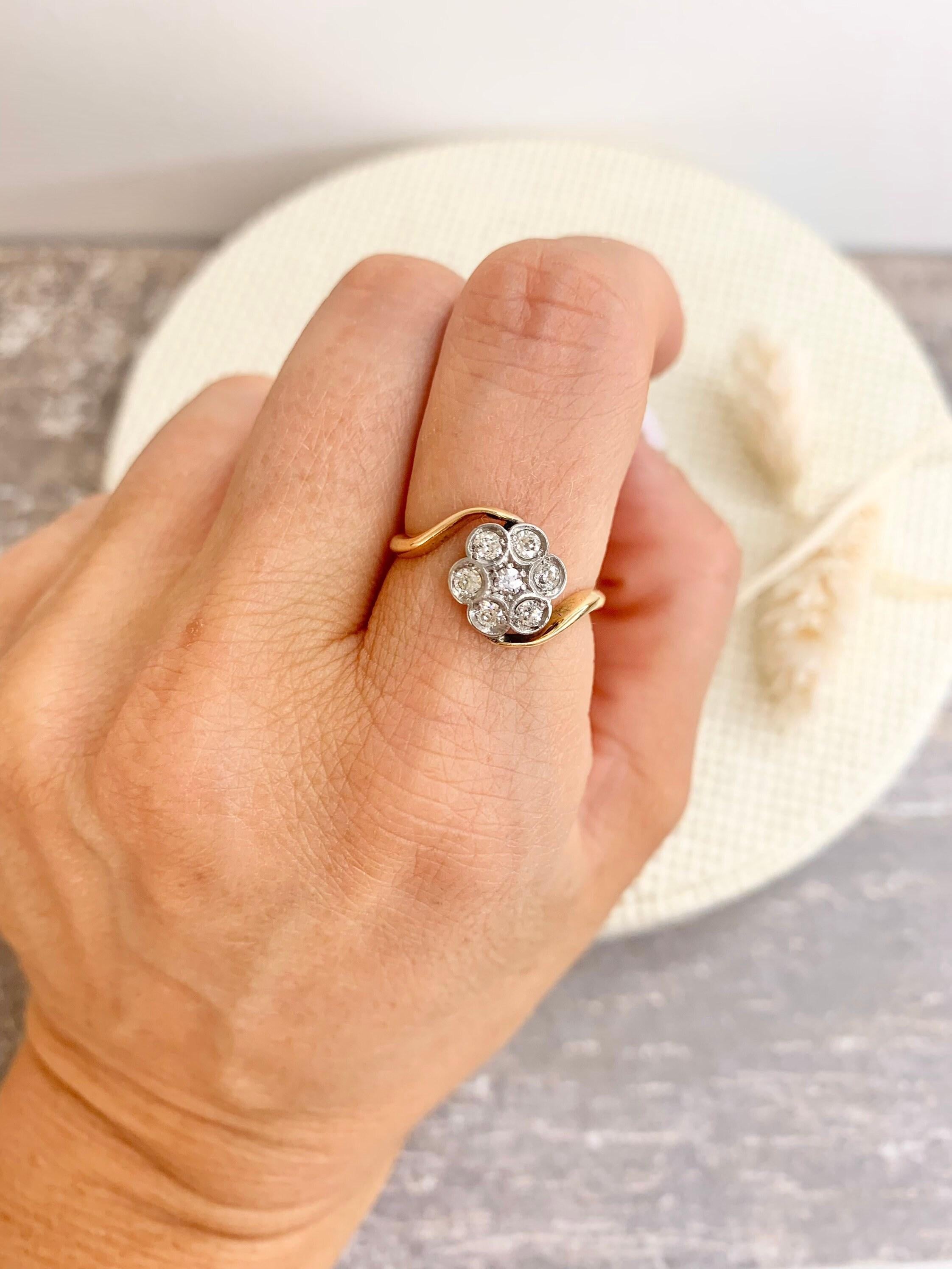Antique Diamond Daisy Ring 

18ct Gold & Platinum 

Edwardian Circa 1910

Beautiful Diamond Daisy Ring in a Crossover Setting 

Diamonds Weight Approx 0.35carats

In our opinion they are H/I colour and SI clarity

Diameter of the daisy measures