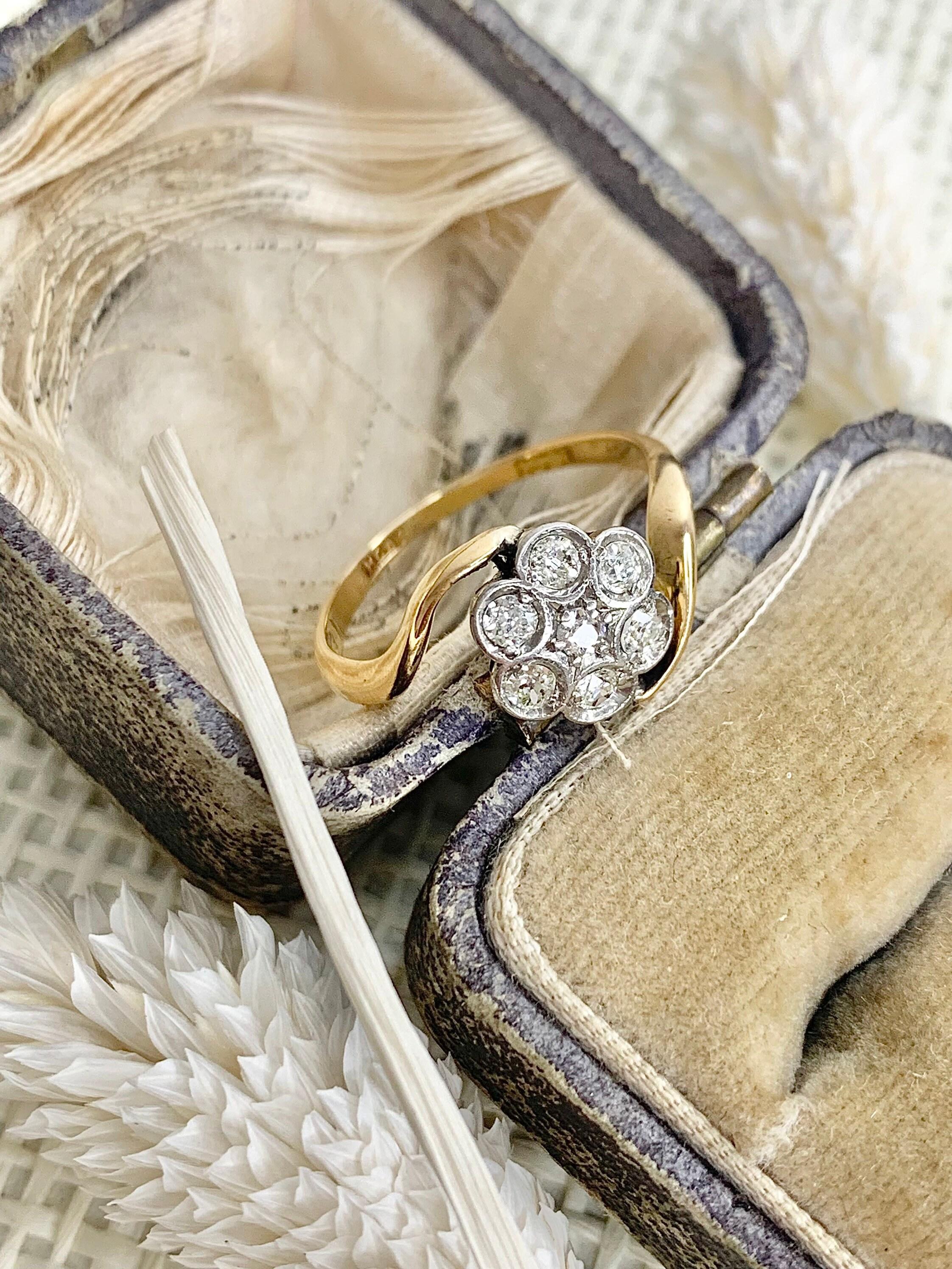 Antique 18ct Gold & Platinum Edwardian Diamond Daisy Ring In Good Condition In Brighton, GB