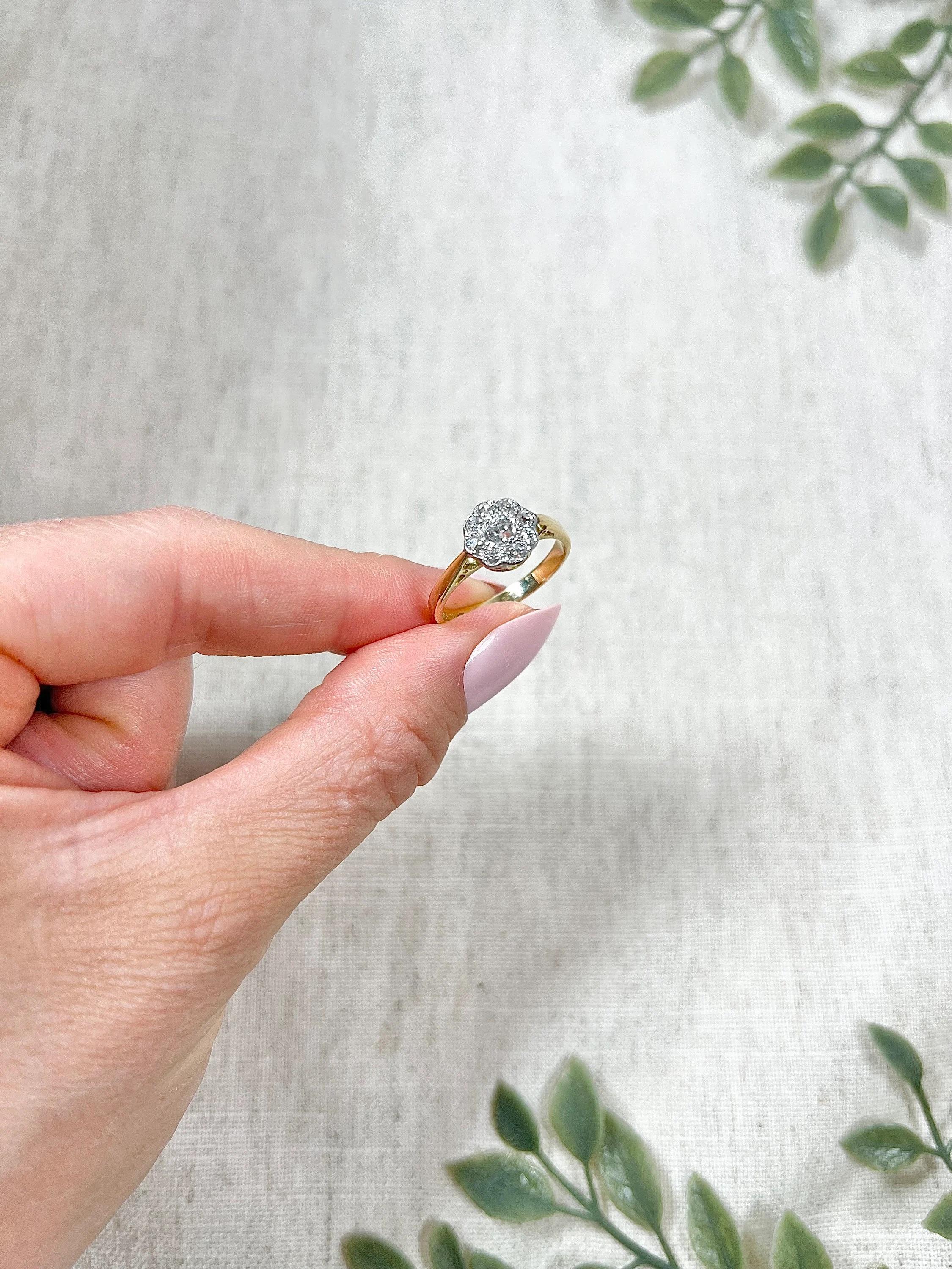 Antique 18ct Gold & Platinum Edwardian Diamond Daisy Ring For Sale 2