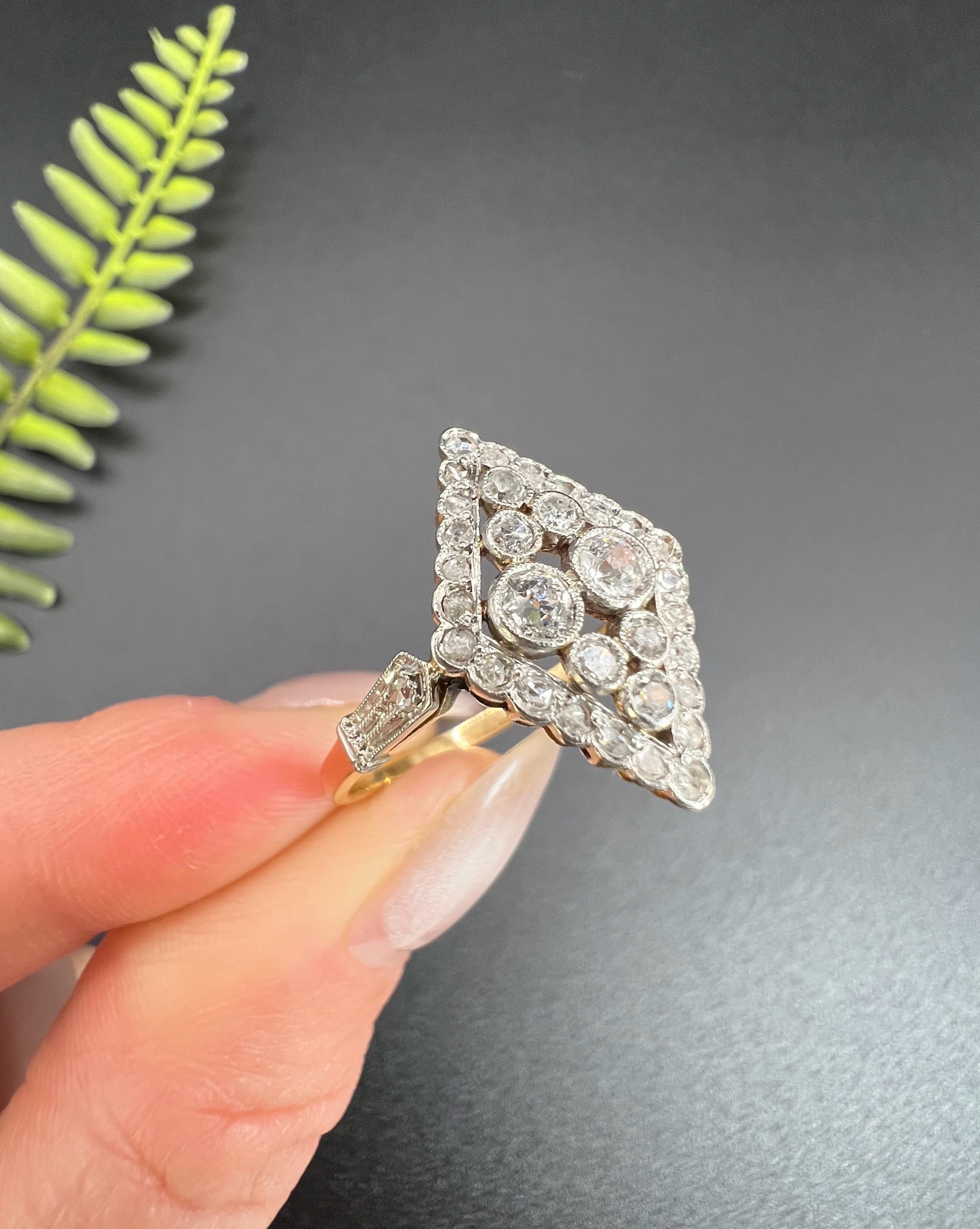 Taille vieille Europe Bague ancienne en or 18 carats et platine, diamant édouardien en forme de marquise/navette en vente