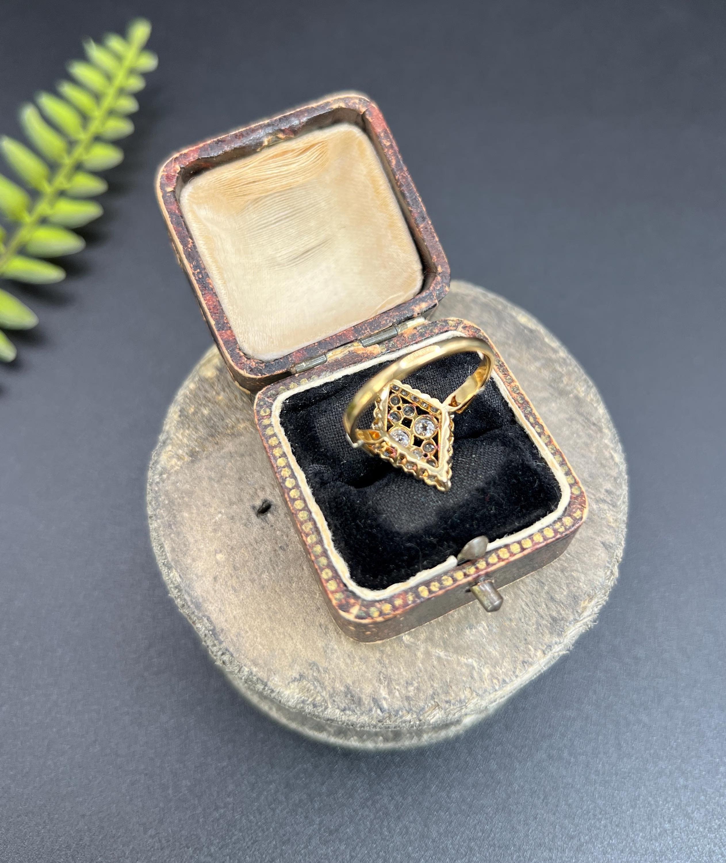 Bague ancienne en or 18 carats et platine, diamant édouardien en forme de marquise/navette en vente 1