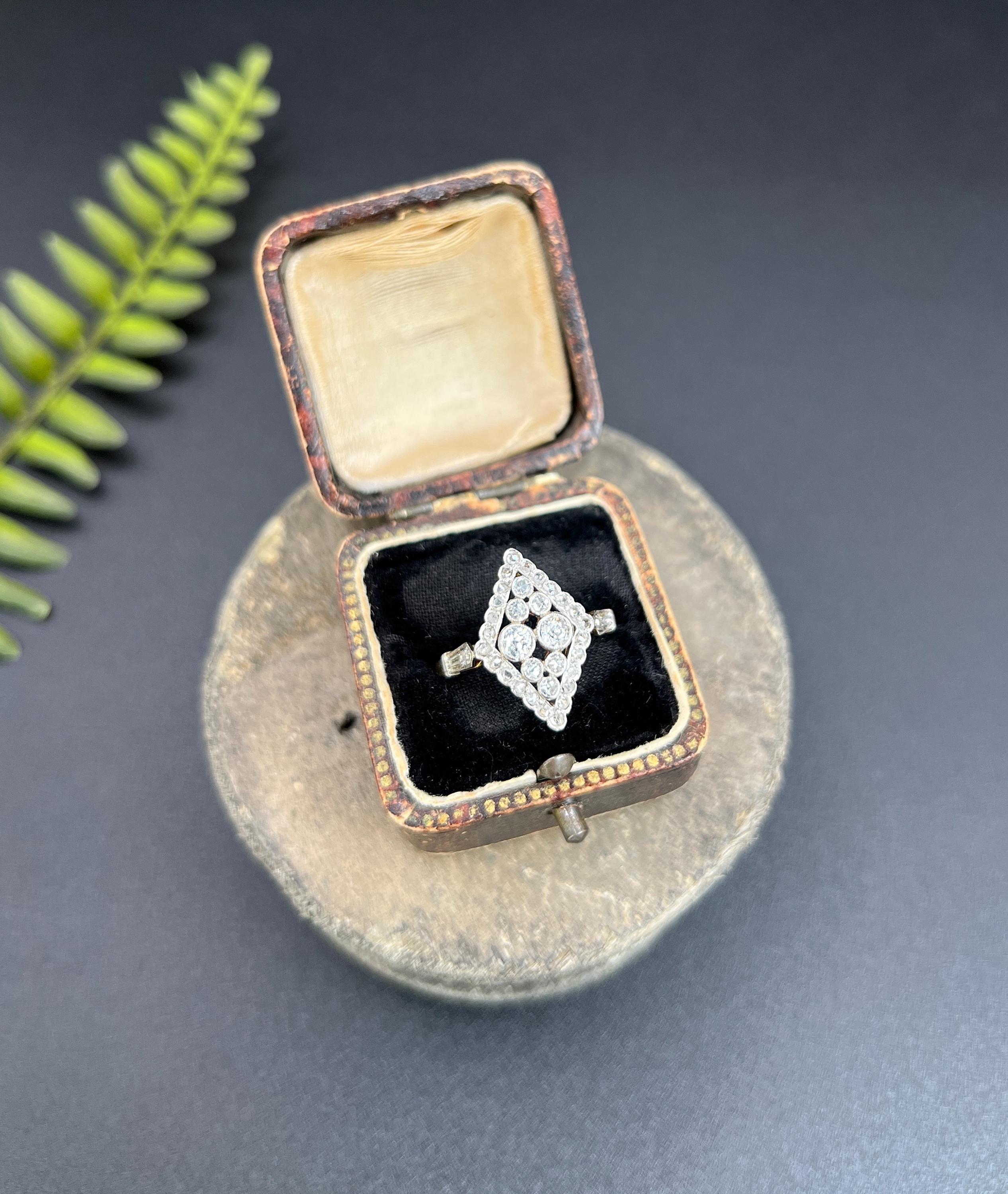 Bague ancienne en or 18 carats et platine, diamant édouardien en forme de marquise/navette en vente 2