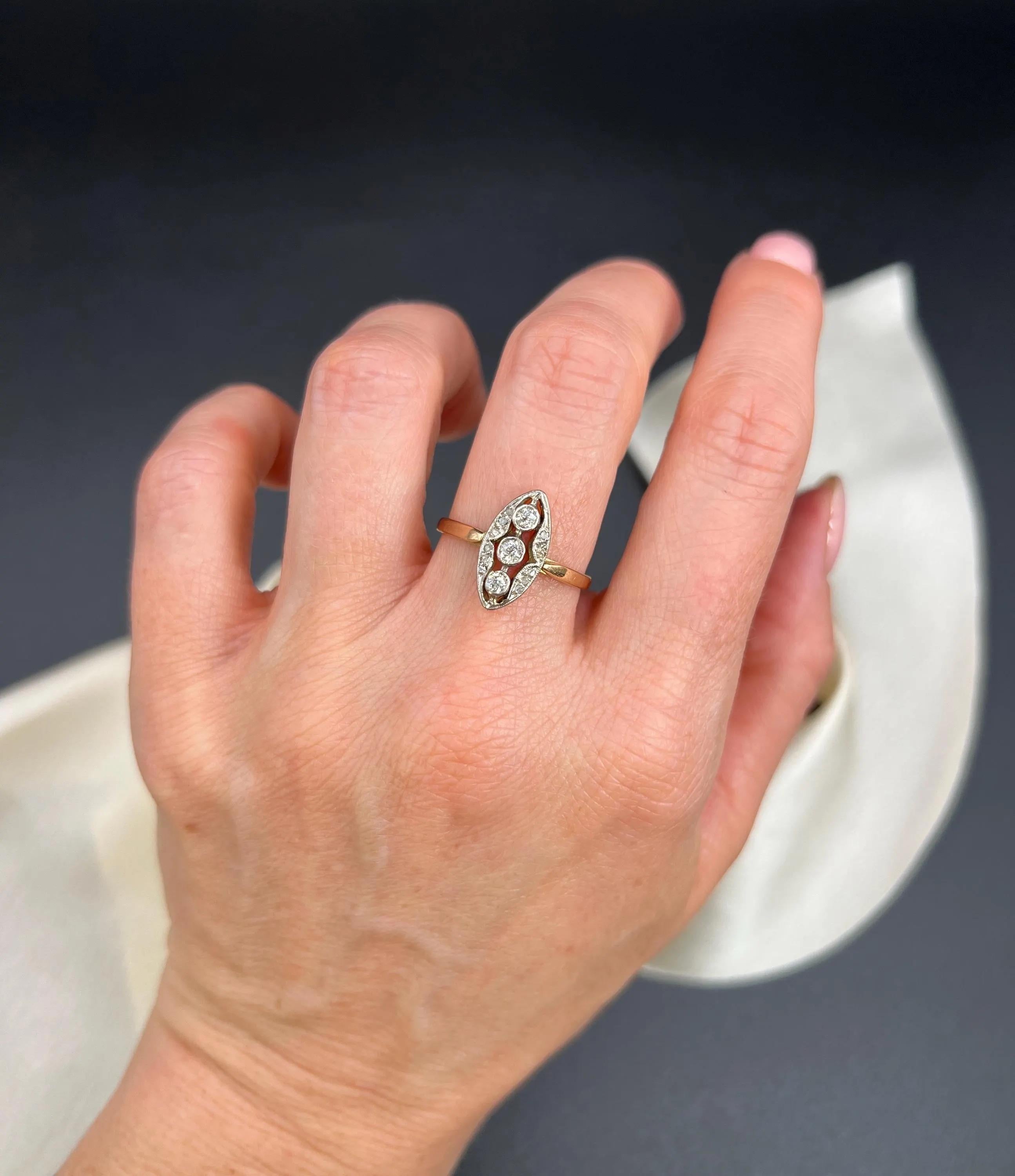 Bague d'antiquités diamant 

Or 18ct et platine

Circa 1910

Cette exquise bague édouardienne est réalisée en or jaune 18 ct et en platine et présente un superbe design en forme de marquise. La bague est ornée de trois diamants naturels au centre,