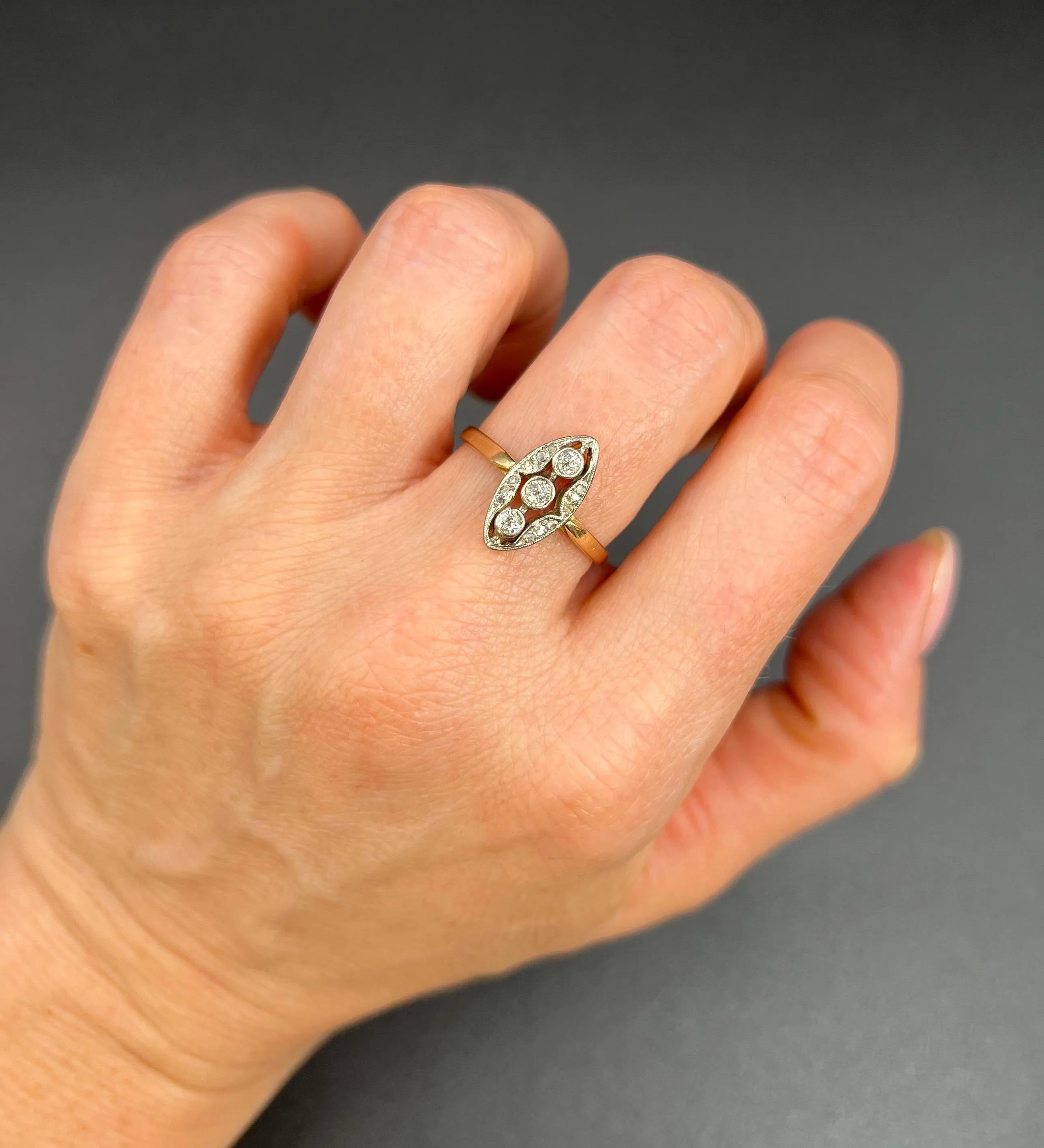 Édouardien Bague ancienne en or 18ct et platine de style édouardien à trois pierres en forme de Navette/Marquise et diamants en vente