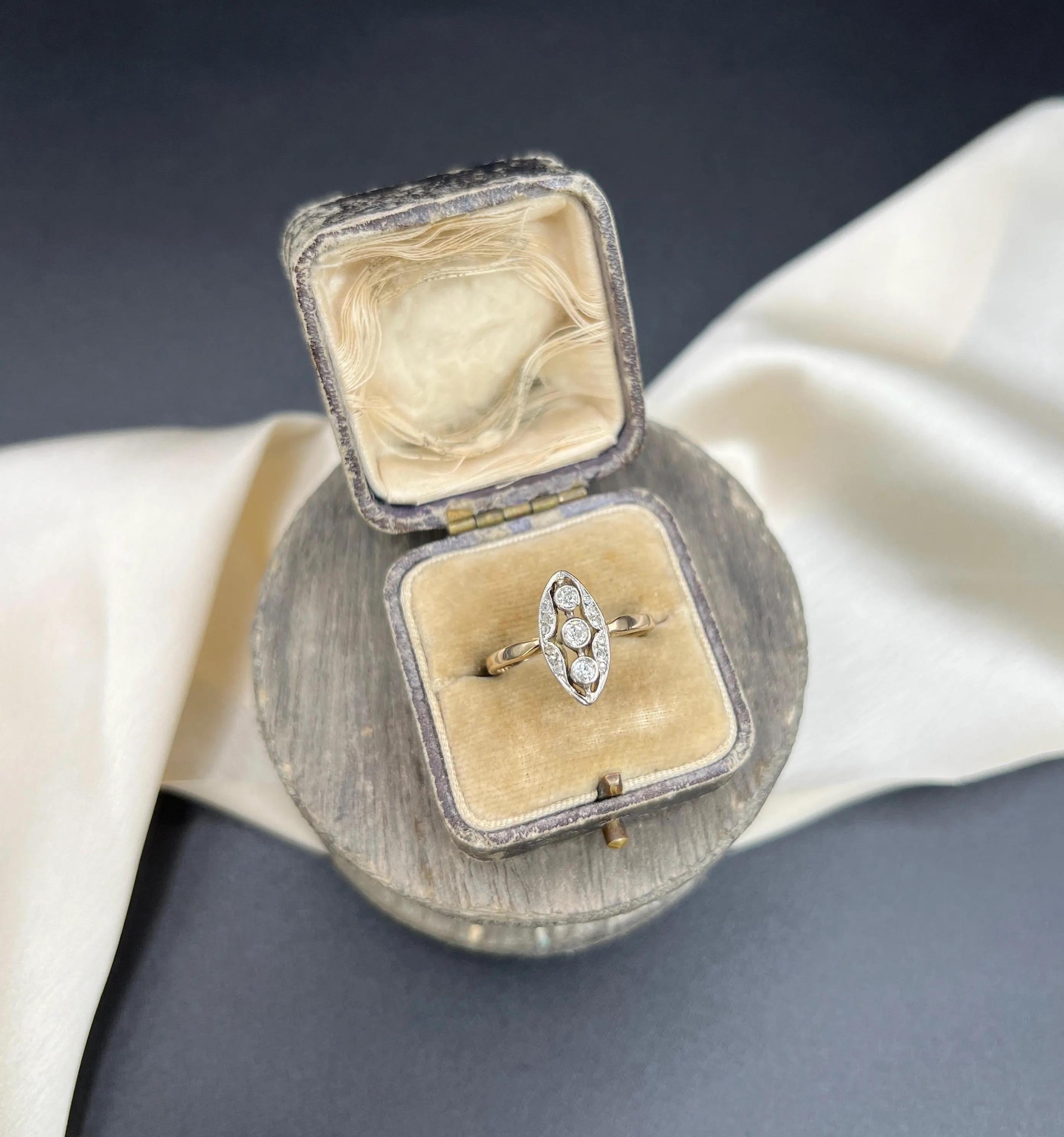 Taille brillant Bague ancienne en or 18ct et platine de style édouardien à trois pierres en forme de Navette/Marquise et diamants en vente