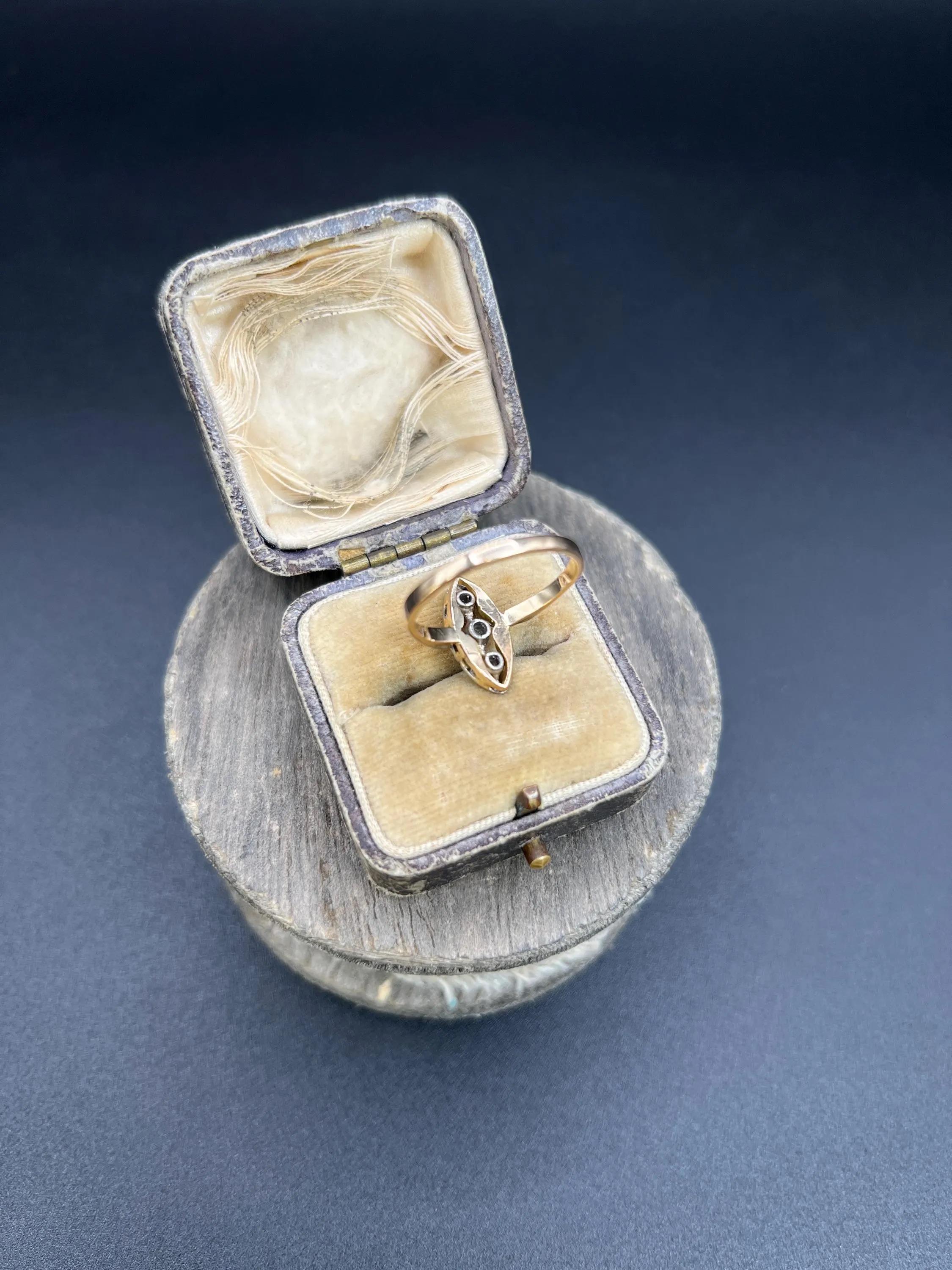 Bague ancienne en or 18ct et platine de style édouardien à trois pierres en forme de Navette/Marquise et diamants Bon état - En vente à Brighton, GB