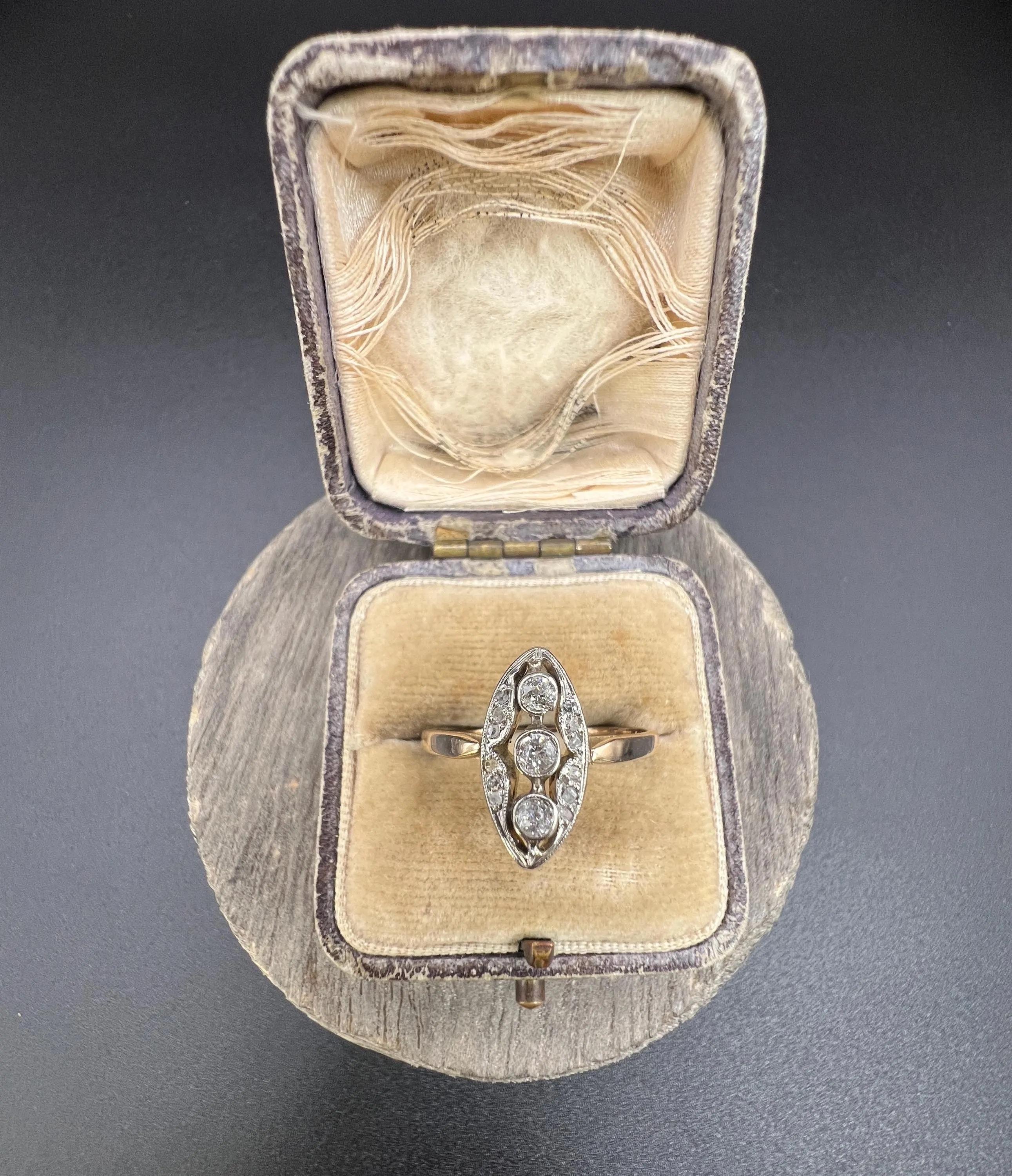 Bague ancienne en or 18ct et platine de style édouardien à trois pierres en forme de Navette/Marquise et diamants en vente 1