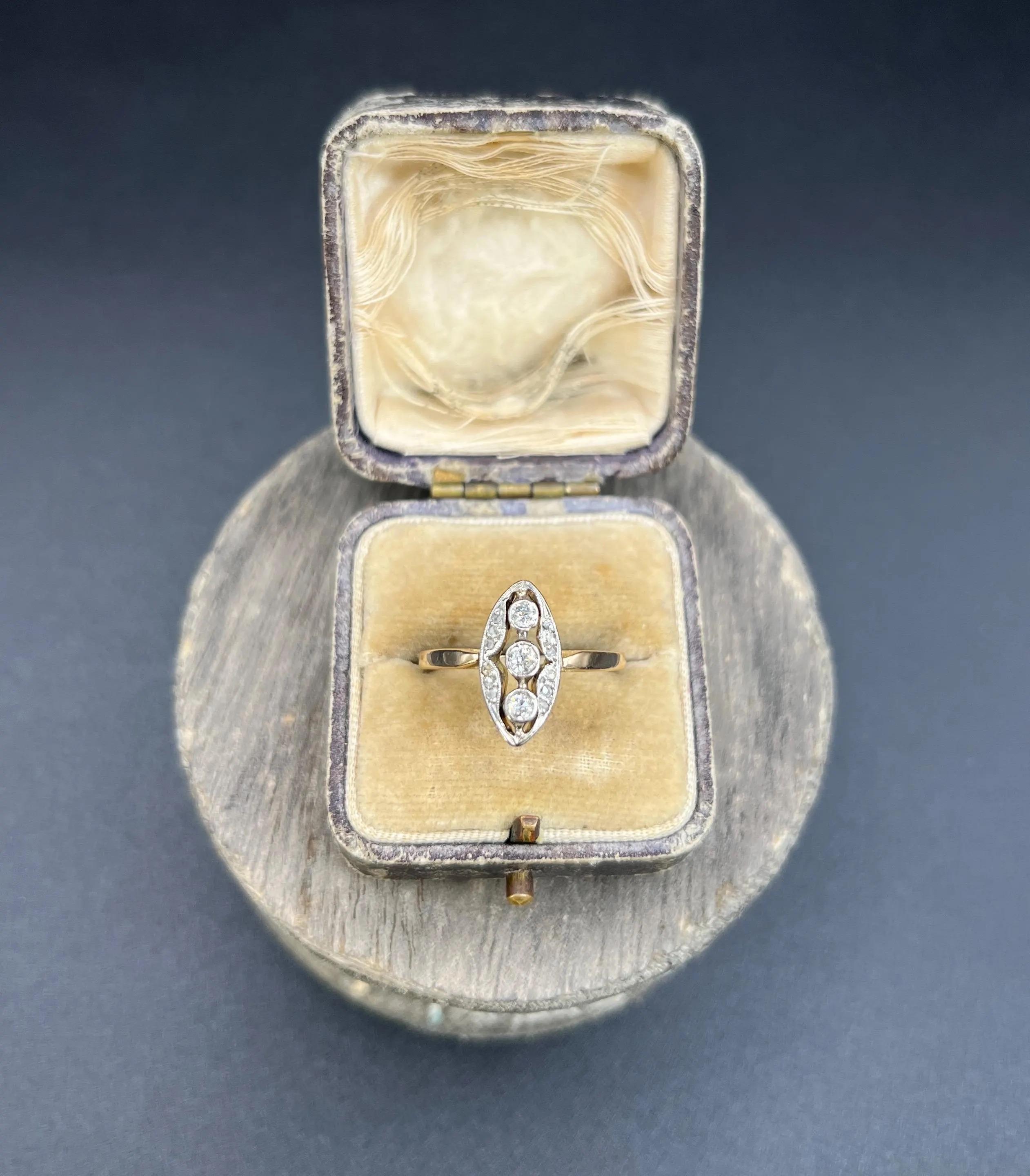 Bague ancienne en or 18ct et platine de style édouardien à trois pierres en forme de Navette/Marquise et diamants en vente 2