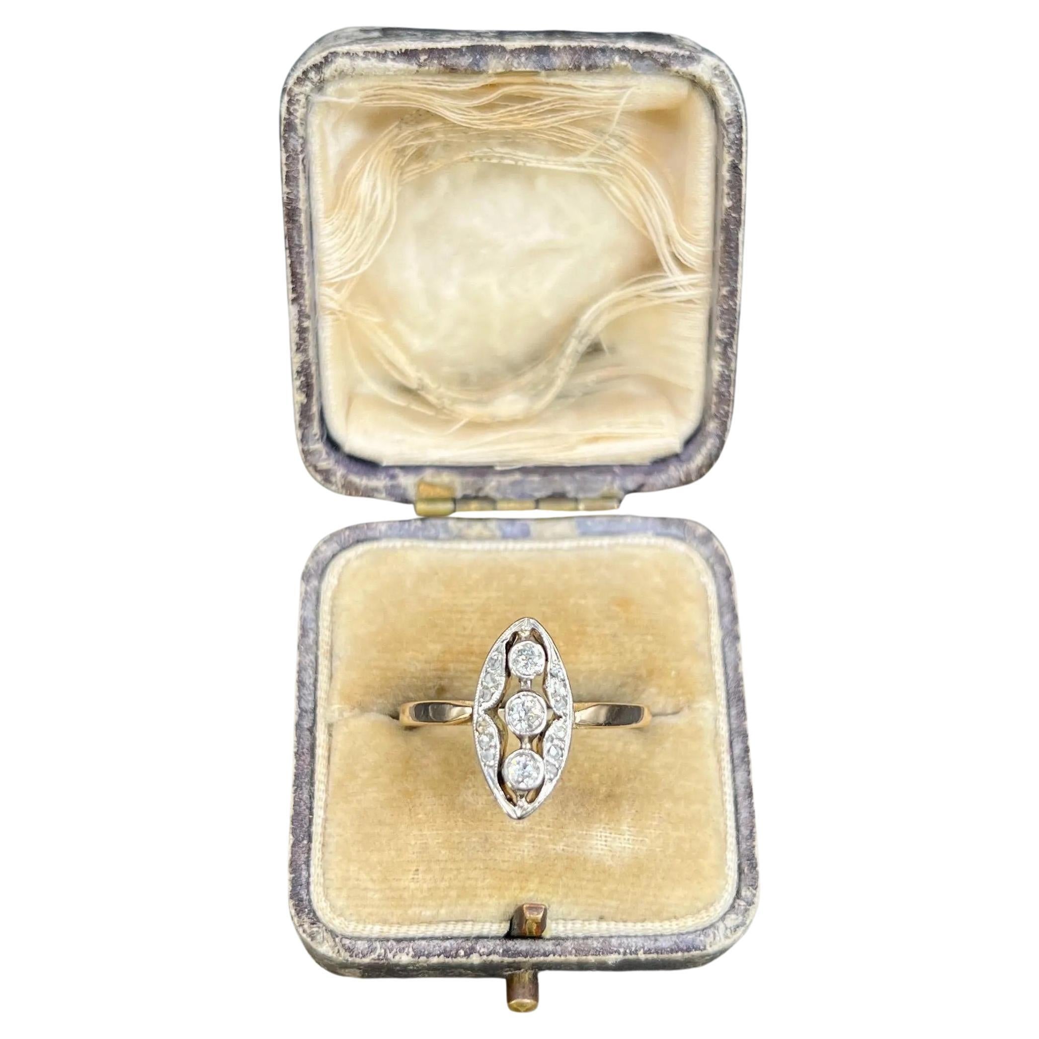 Antiguo anillo eduardiano de oro de 18 ct y platino con tres diamantes en forma de navette/marquesa