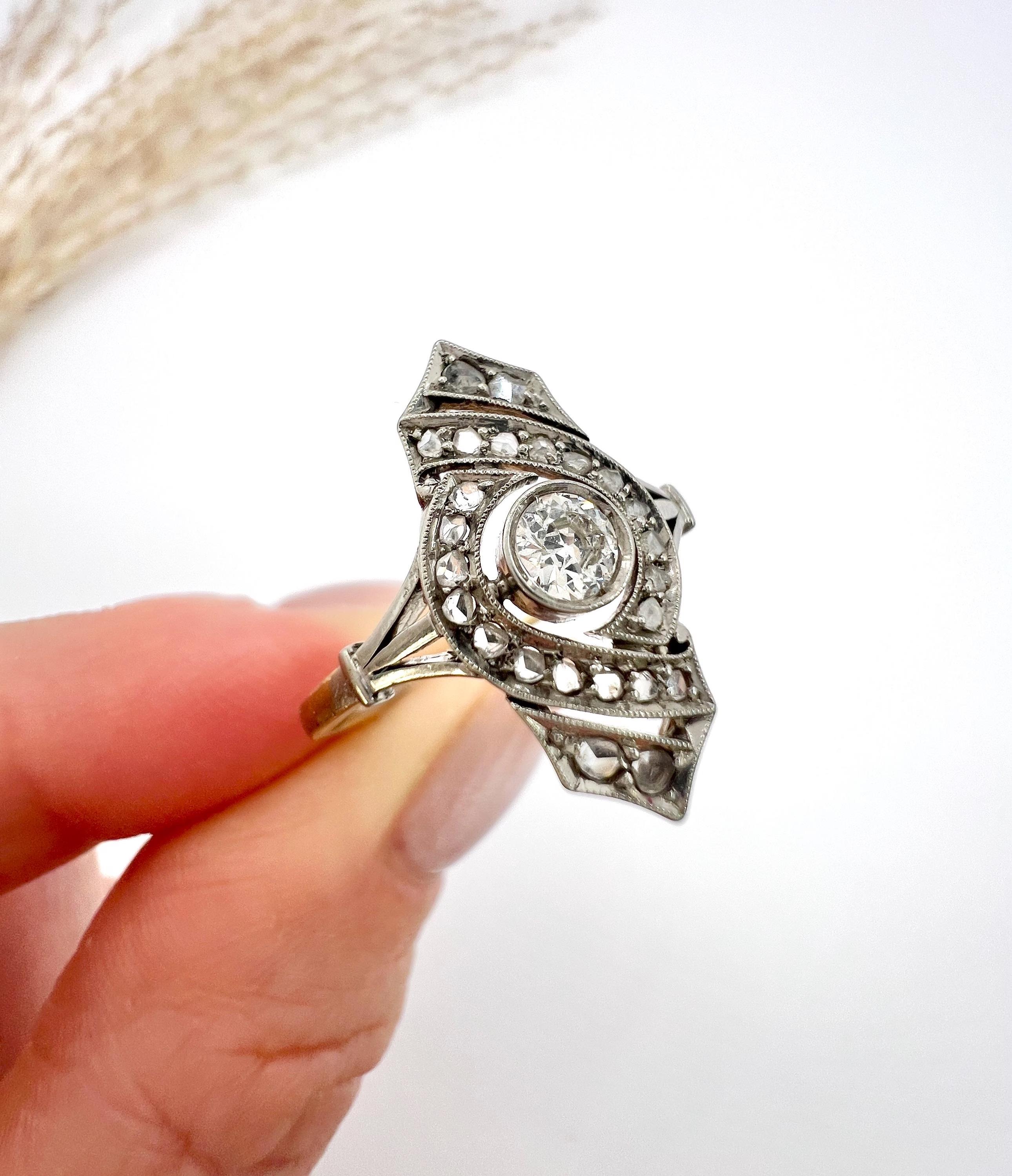 Antiker Diamantring 

18ct Gold & Platin

CIRCA 1910

Ein atemberaubender Ring im edwardianischen Up-Finger-Design, gefertigt aus exquisitem 18-karätigem Gold und Platin. Dieses einzigartige Schmuckstück besticht durch einen natürlichen Diamanten in