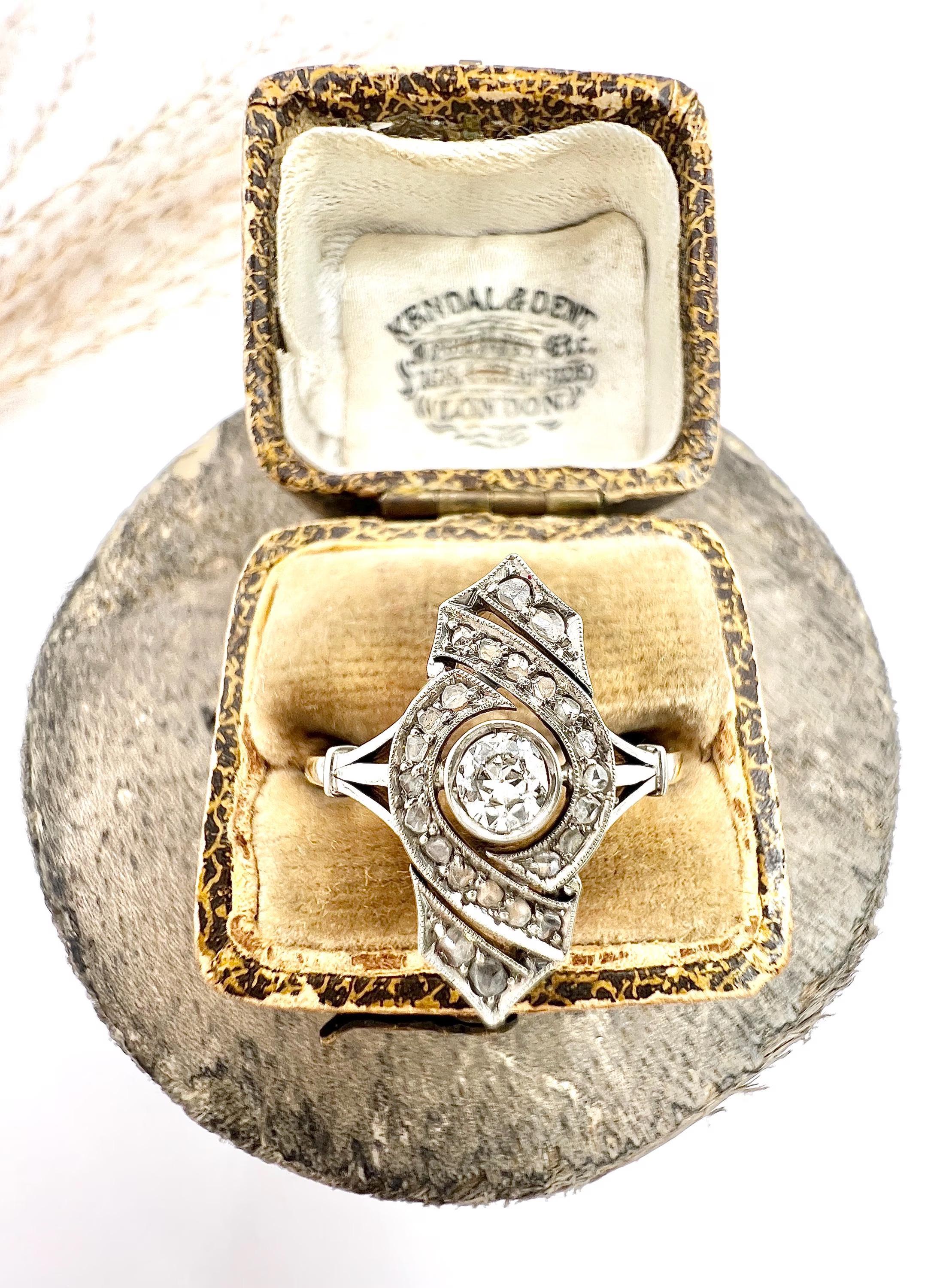Antiker achtförmiger antiker Ring aus 18 Karat Gold und Platin mit edwardianischem Diamanten in Upfinger-Figur (Edwardian) im Angebot
