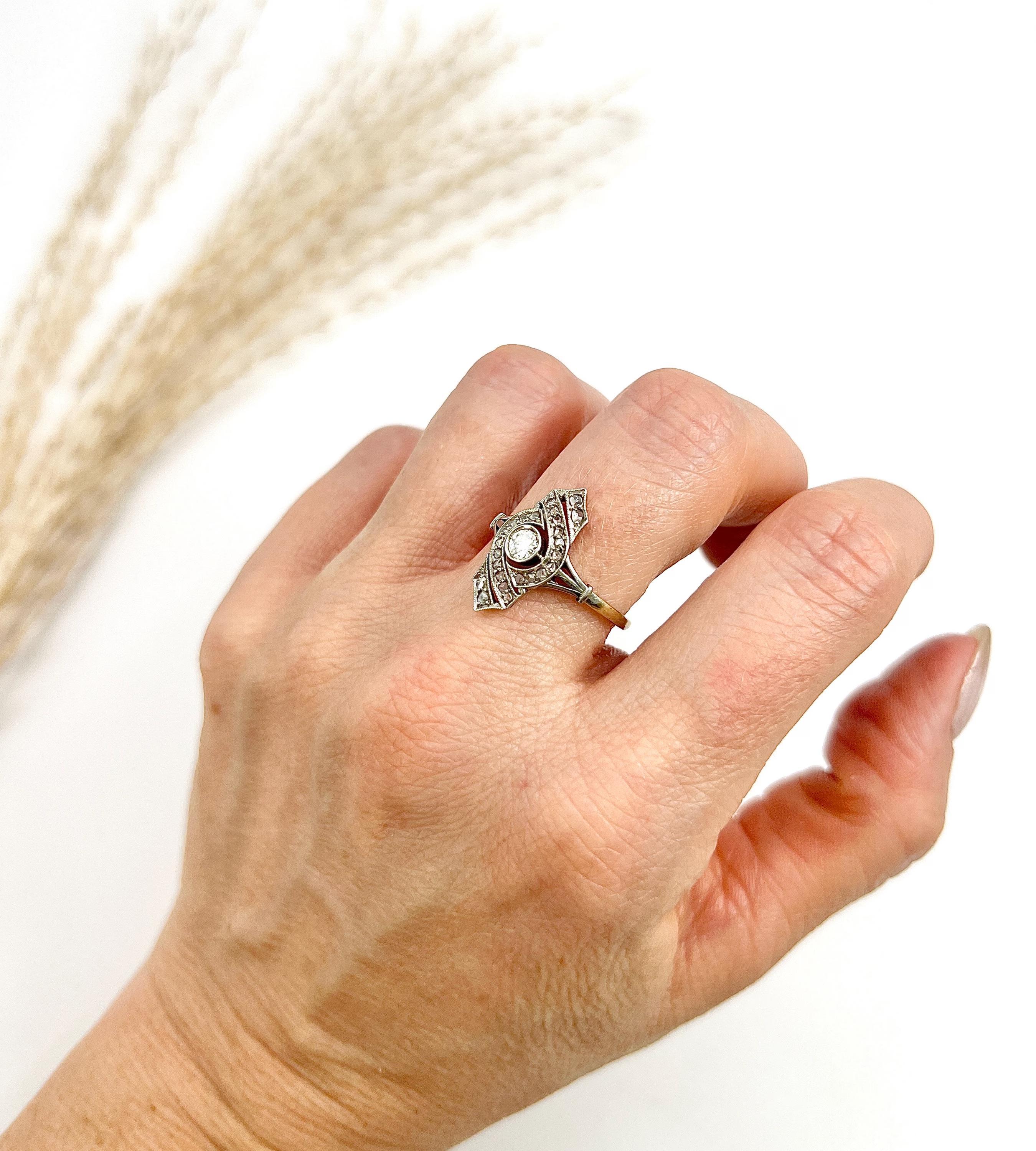 Antiker achtförmiger antiker Ring aus 18 Karat Gold und Platin mit edwardianischem Diamanten in Upfinger-Figur (Brillantschliff) im Angebot