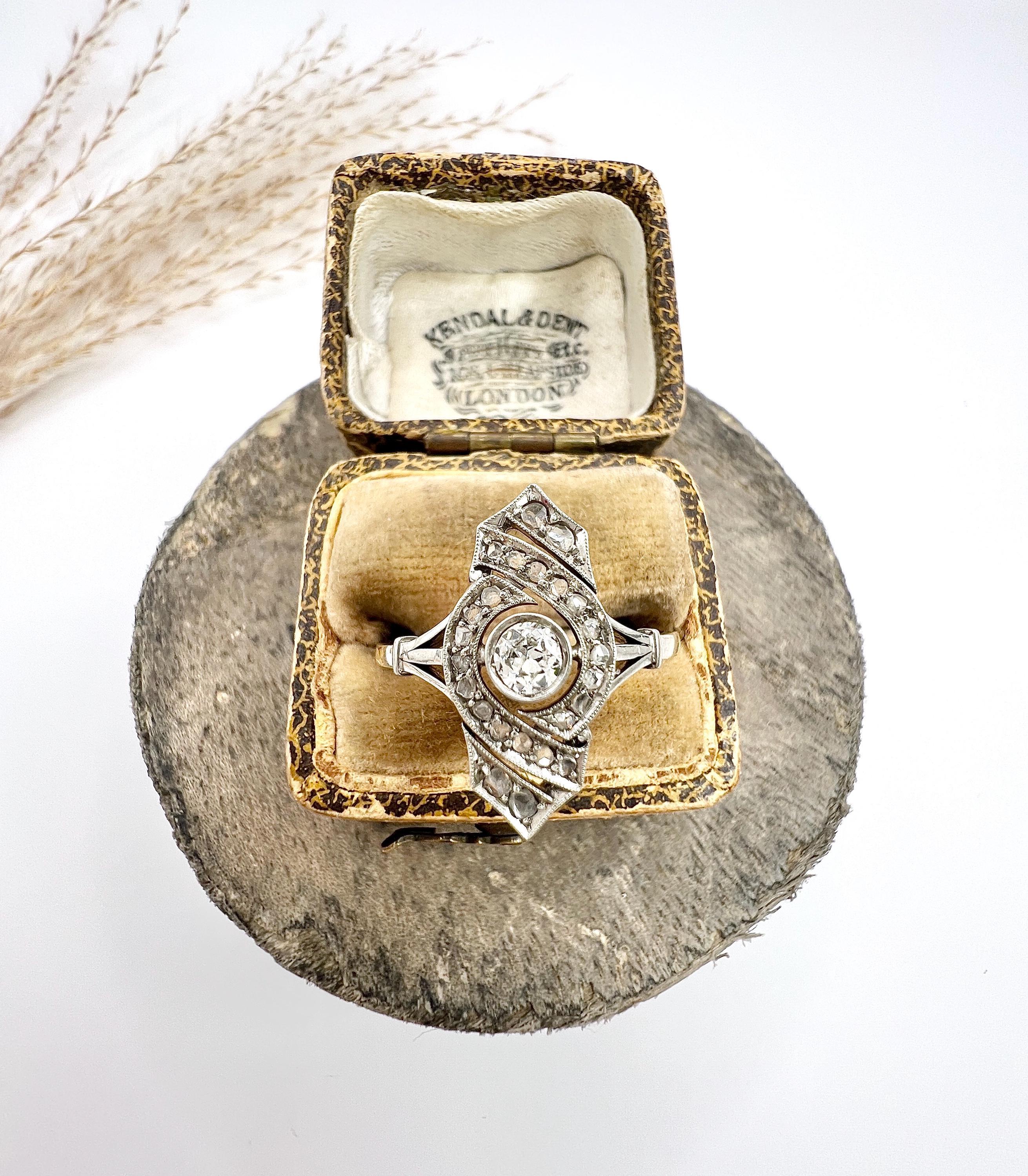 Antiker achtförmiger antiker Ring aus 18 Karat Gold und Platin mit edwardianischem Diamanten in Upfinger-Figur im Zustand „Gut“ im Angebot in Brighton, GB