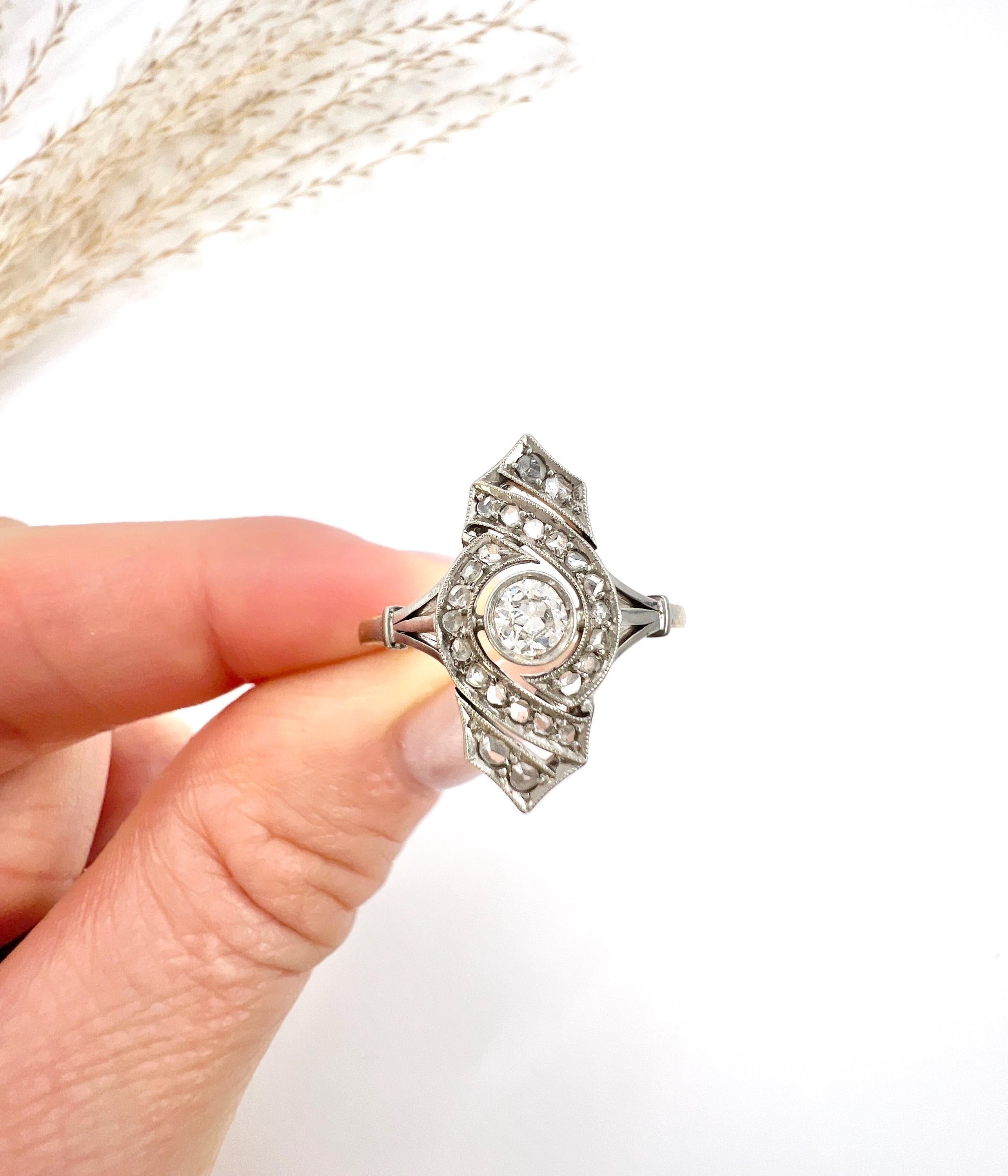 Antiker achtförmiger antiker Ring aus 18 Karat Gold und Platin mit edwardianischem Diamanten in Upfinger-Figur für Damen oder Herren im Angebot