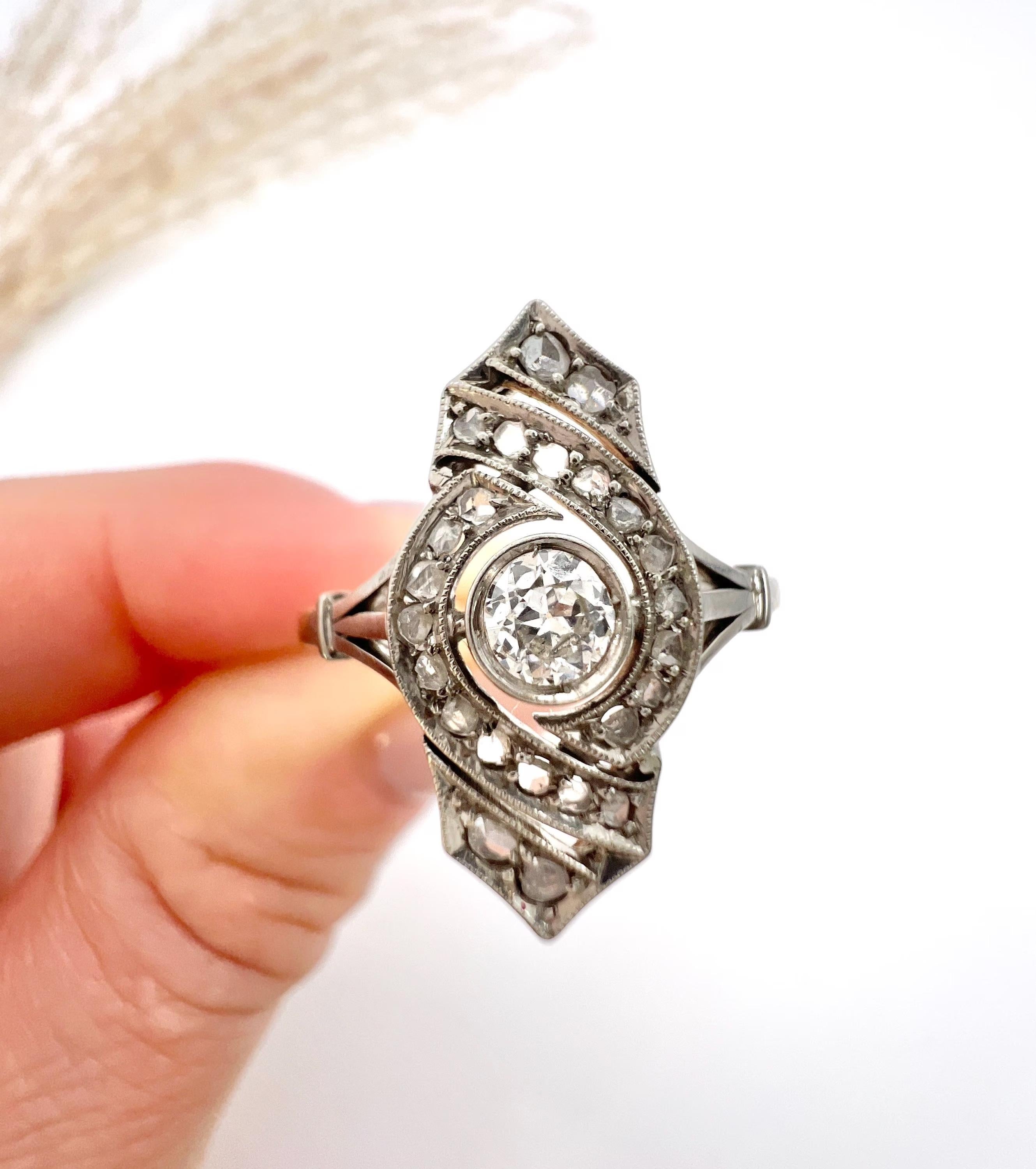 Antiker achtförmiger antiker Ring aus 18 Karat Gold und Platin mit edwardianischem Diamanten in Upfinger-Figur im Angebot 2