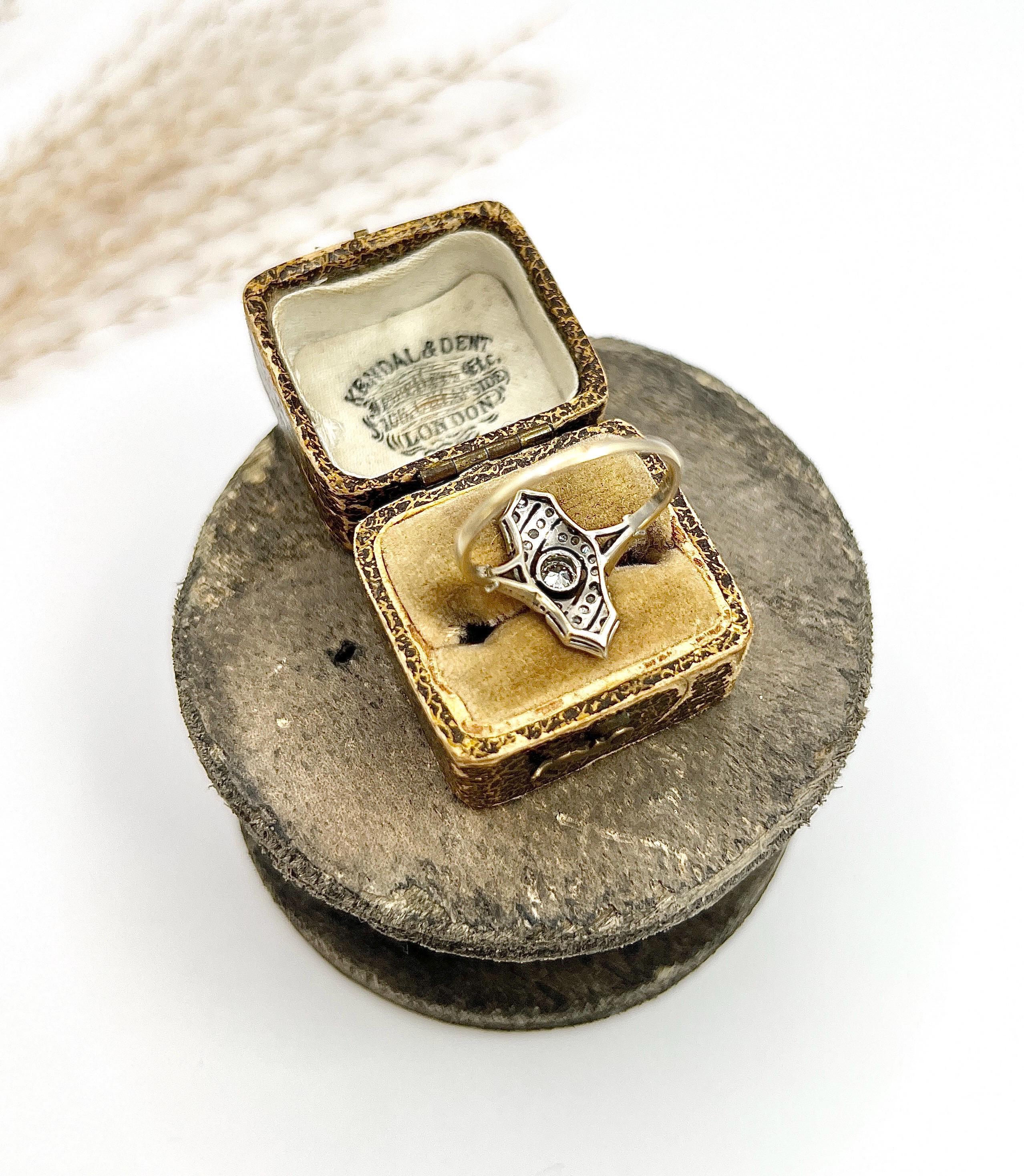 Antiker achtförmiger antiker Ring aus 18 Karat Gold und Platin mit edwardianischem Diamanten in Upfinger-Figur im Angebot 3
