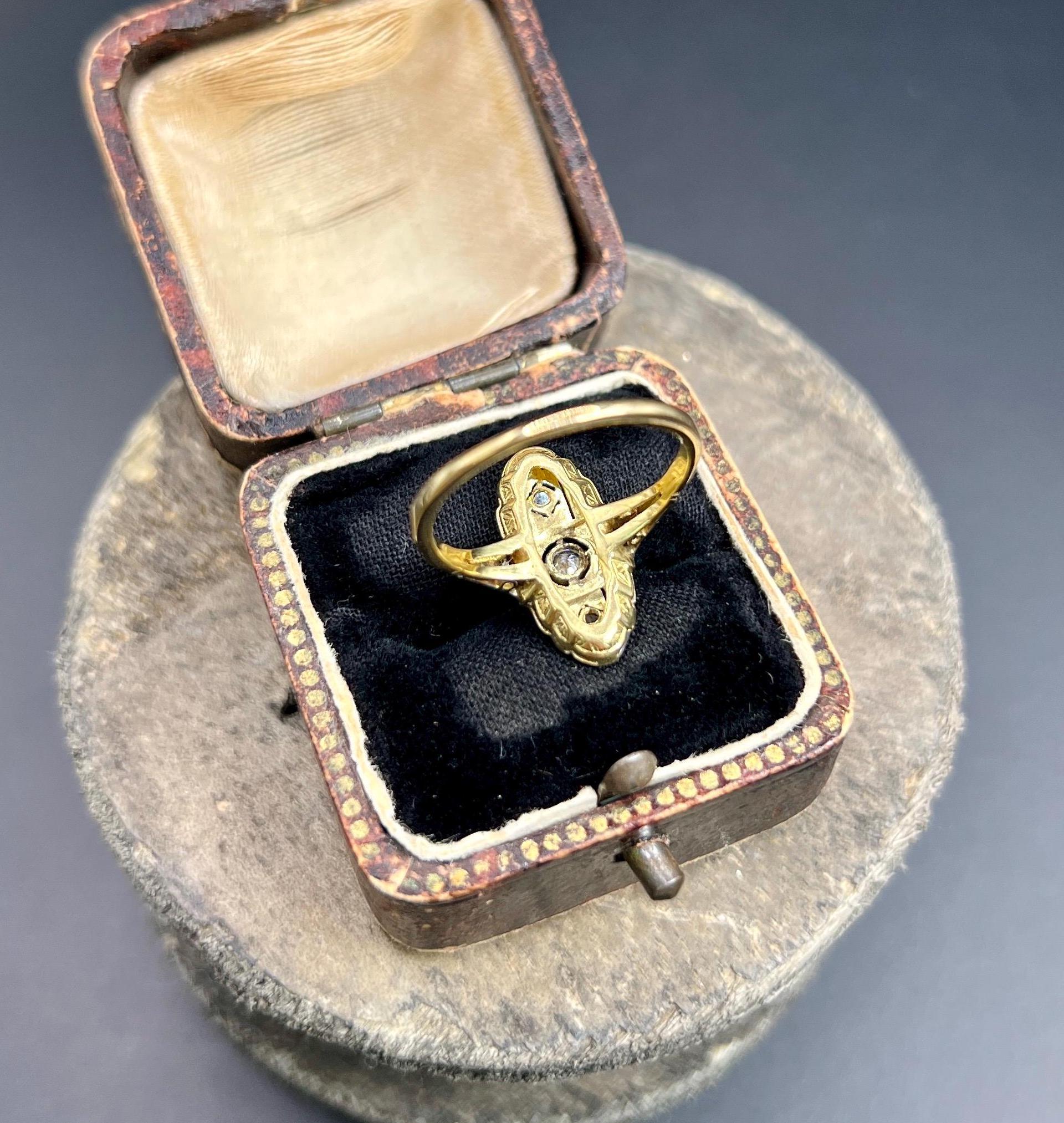 Antique 18ct Gold & Platinum, Edwardian Diamond Upfinger Oval Shaped Ring For Sale 2