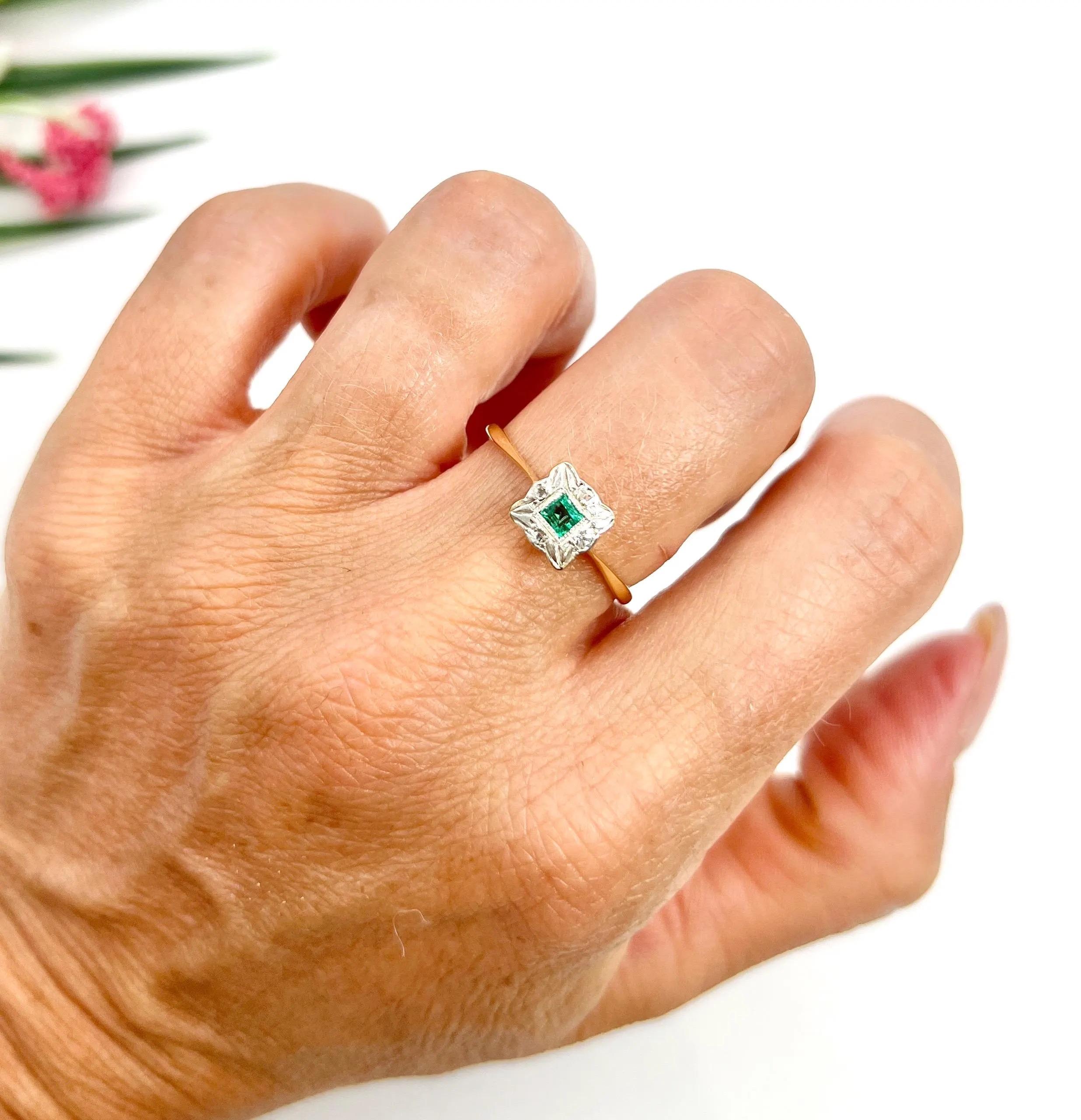 Antiker Smaragdring

18ct Gold & Platin

CIRCA 1910

Versetzen Sie sich in die Eleganz der edwardianischen Ära mit diesem exquisiten Ring, der meisterhaft aus 18 Karat Gold und Platin gefertigt ist. Sein Herzstück ist ein atemberaubender Smaragd im