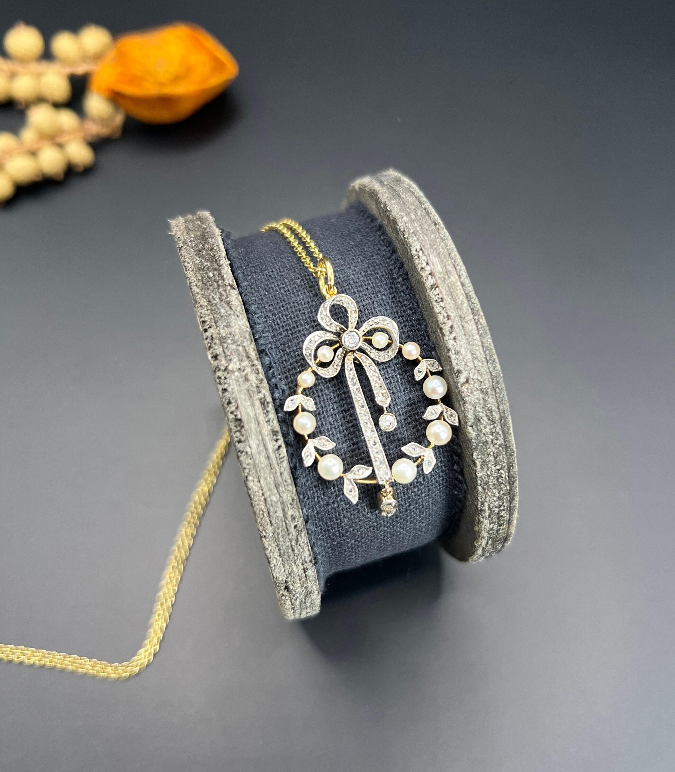 Édouardien Pendentif ancien en or 18 carats et platine, époque édouardienne, avec nœud papillon en diamant et perle en vente