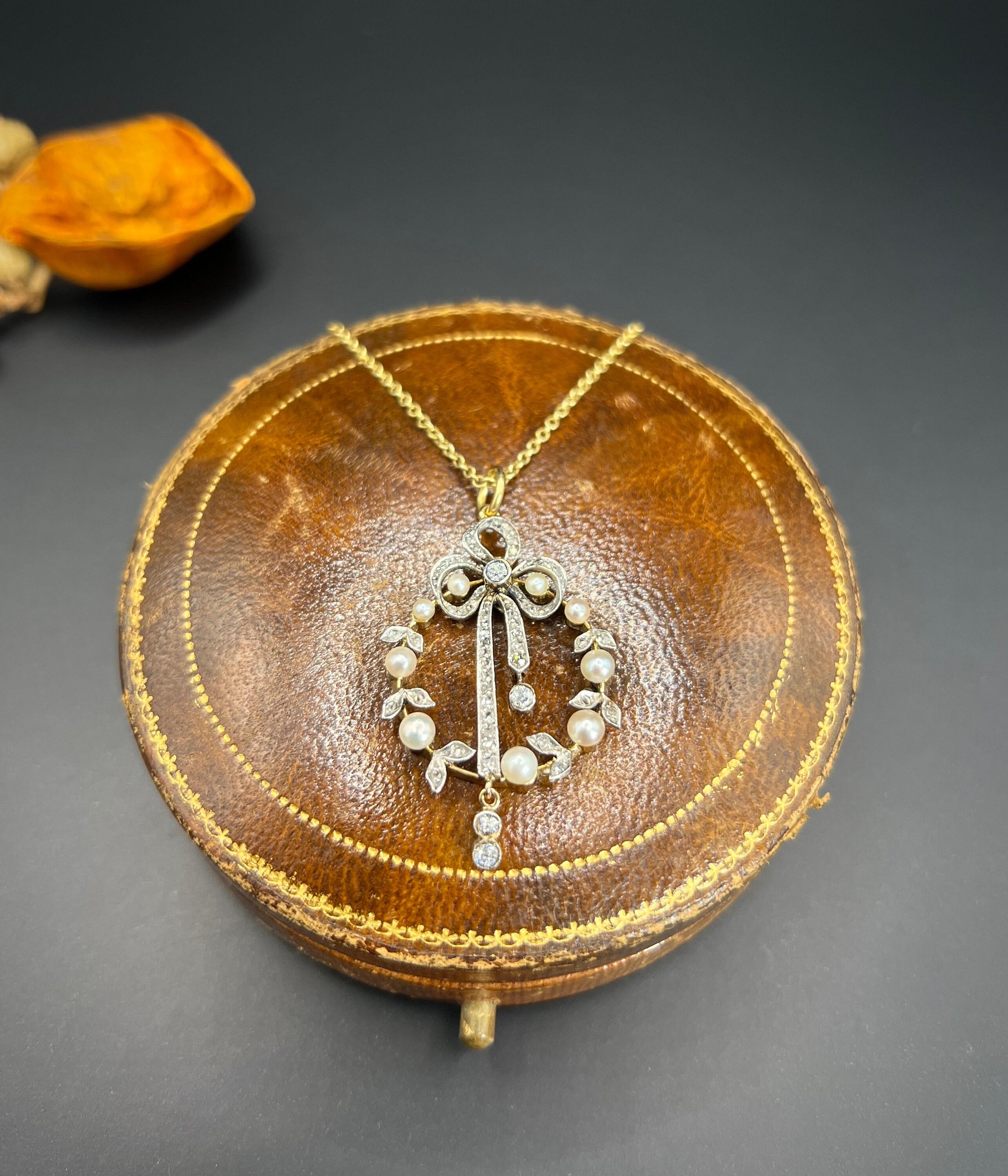 Antique 18ct Gold & Platinum, Edwardian era Diamond and Pearl Bow Pendant For Sale 3