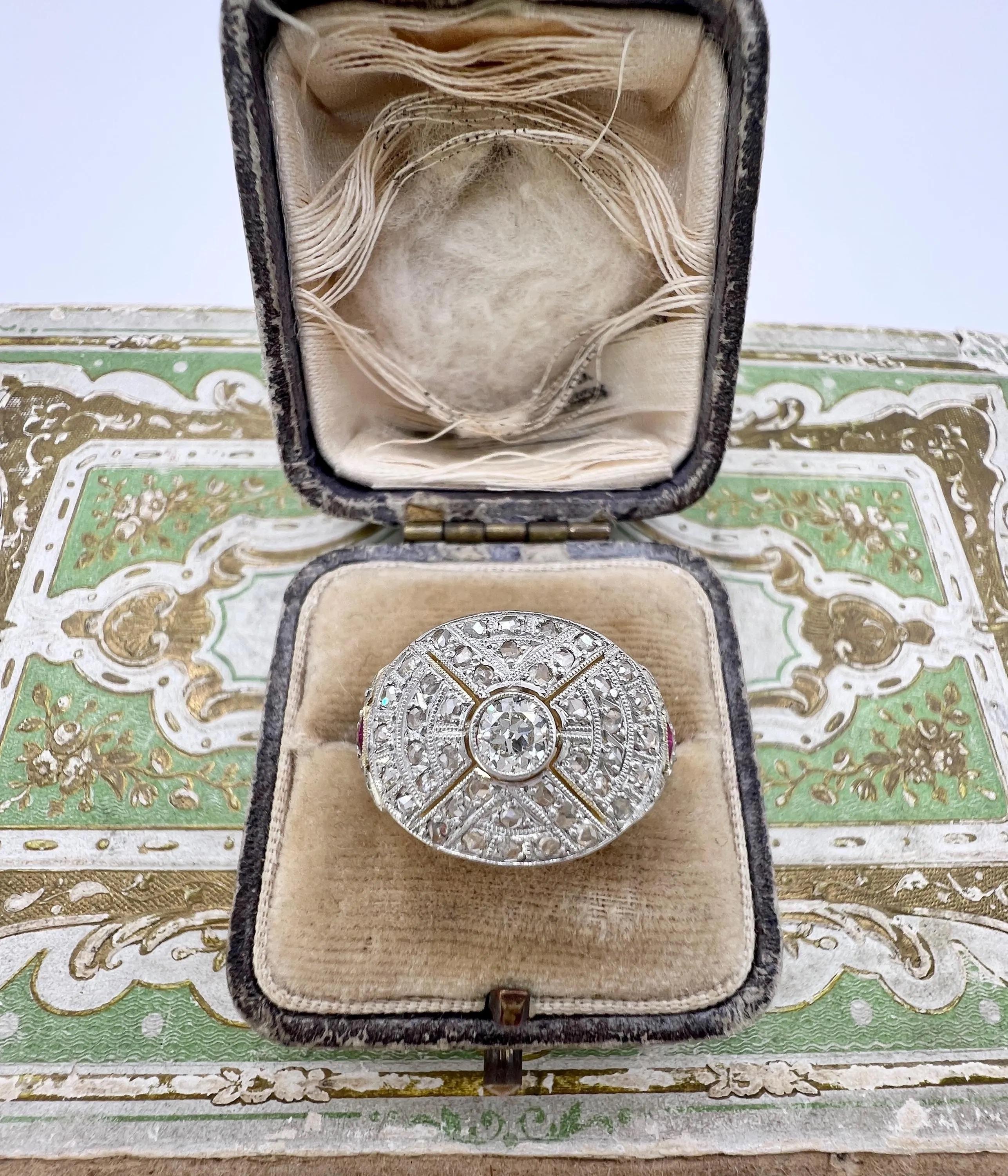 Bague ancienne en or 18ct et platine, bombe de diamants et de rubis de l'époque édouardienne en vente 5
