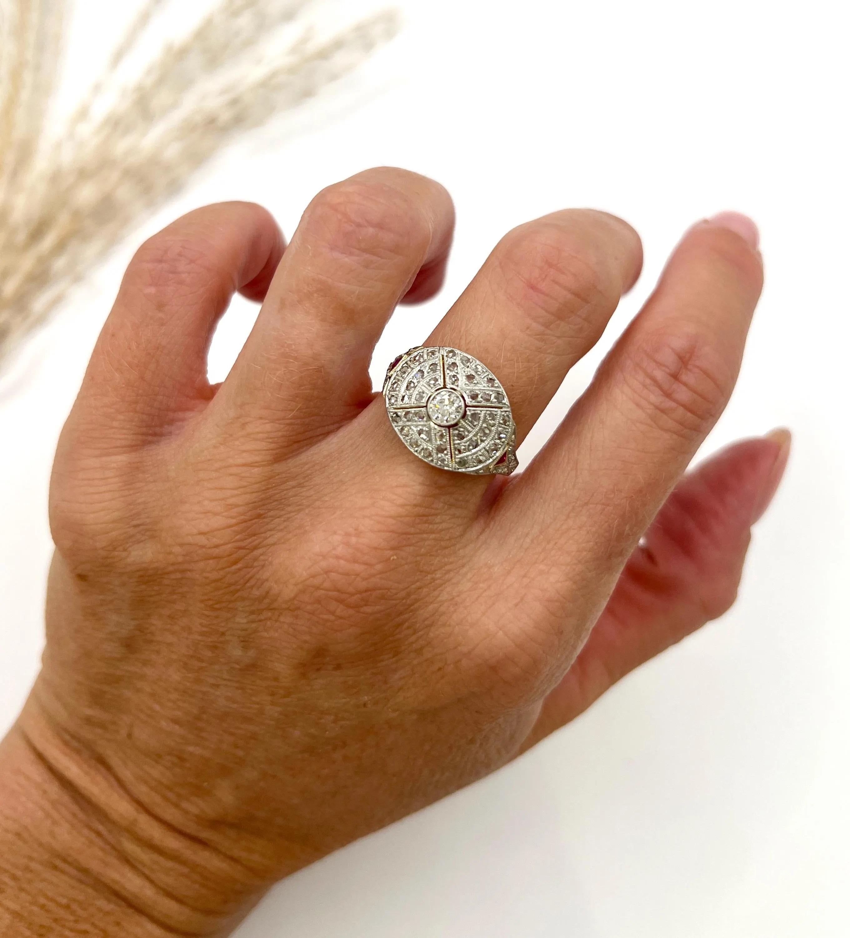 Bague ancienne à bombe de diamants

Or 18ct et platine

Circa 1910s

Remontez le temps avec cette exquise bague en or 18ct et platine de l'époque Elegardienne, véritable témoignage de l'élégance de cette période. Le design distinctif de la bombe