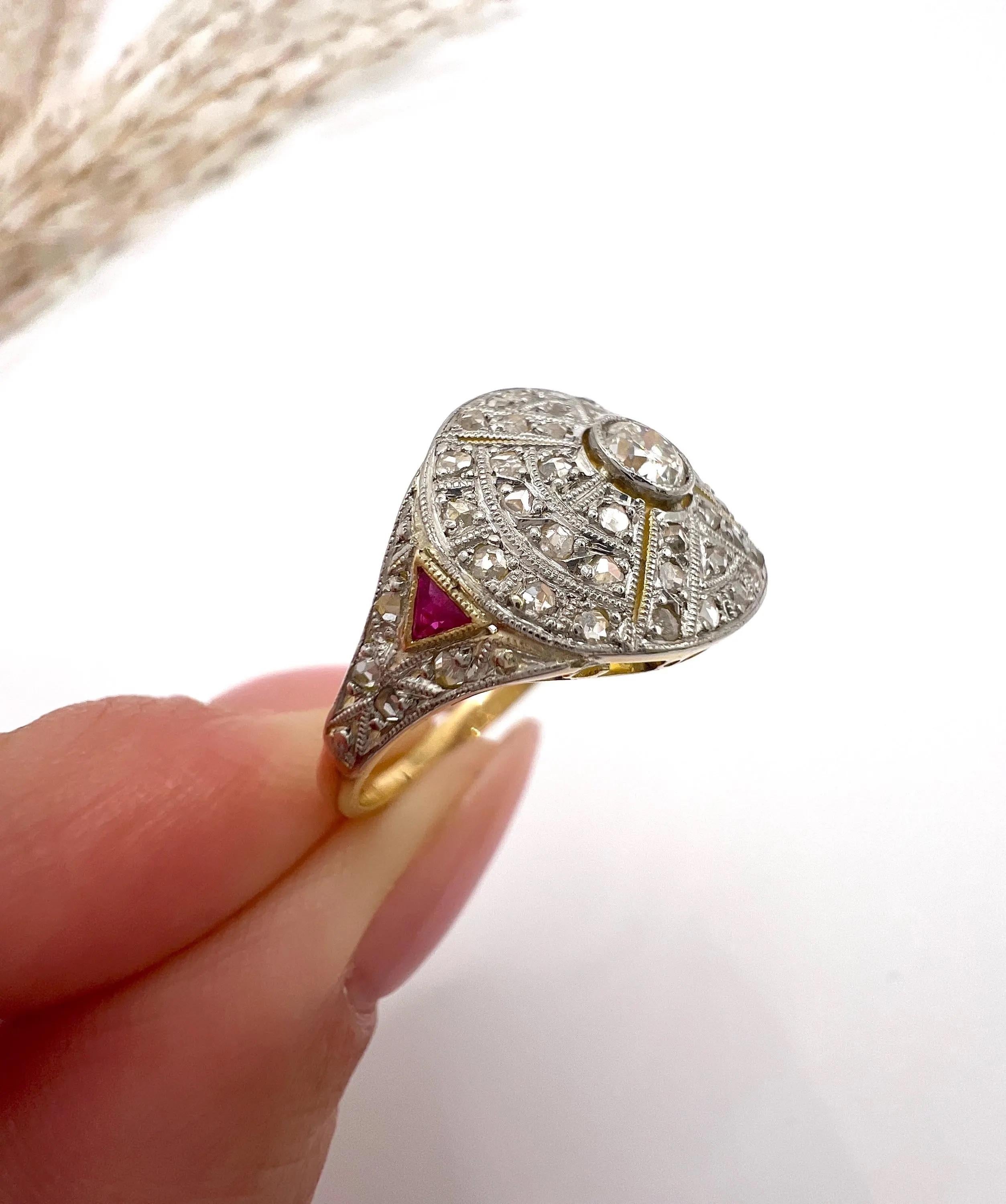 Taille vieille Europe Bague ancienne en or 18ct et platine, bombe de diamants et de rubis de l'époque édouardienne en vente