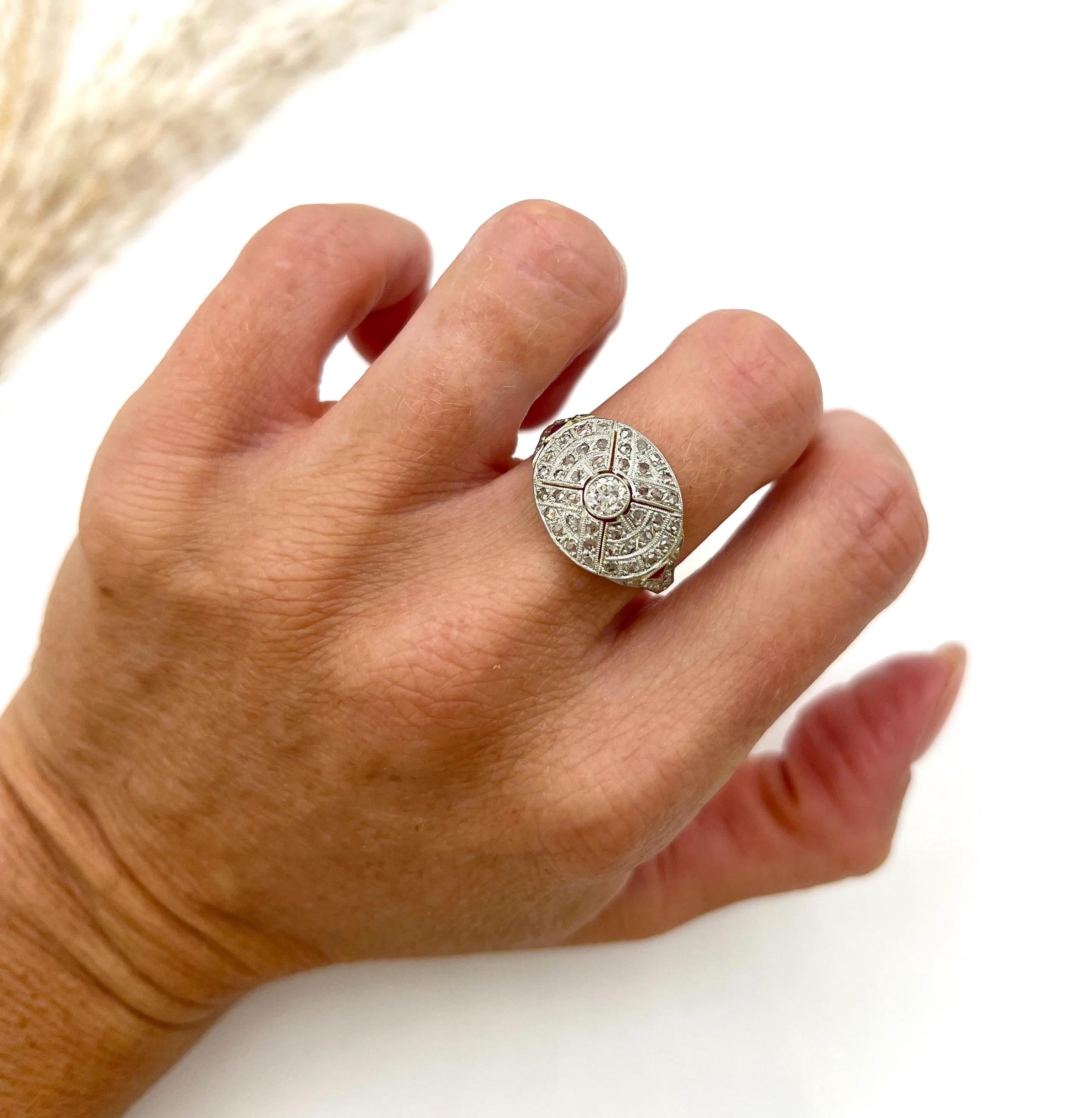 Bague ancienne en or 18ct et platine, bombe de diamants et de rubis de l'époque édouardienne Bon état - En vente à Brighton, GB