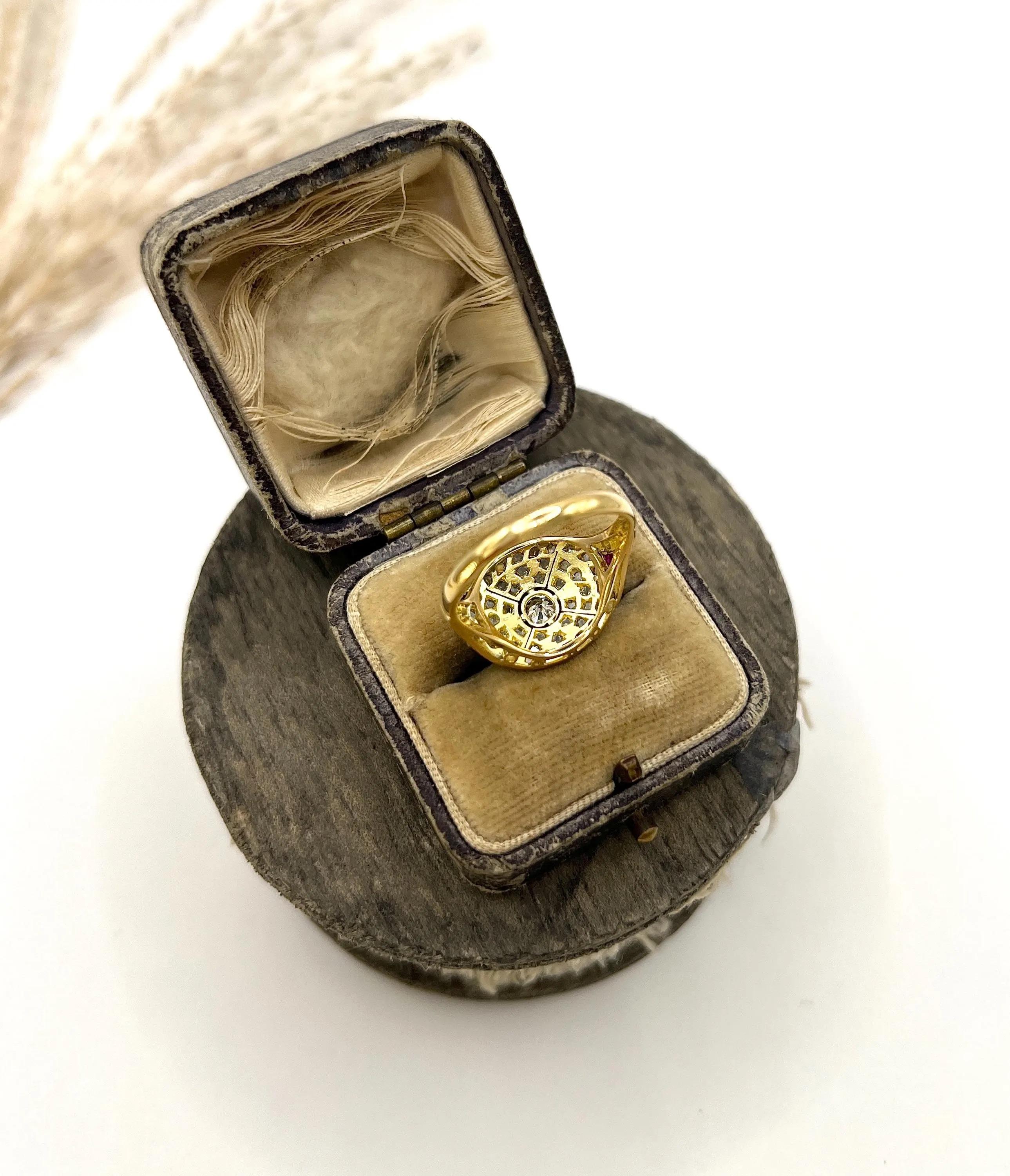 Bague ancienne en or 18ct et platine, bombe de diamants et de rubis de l'époque édouardienne Unisexe en vente