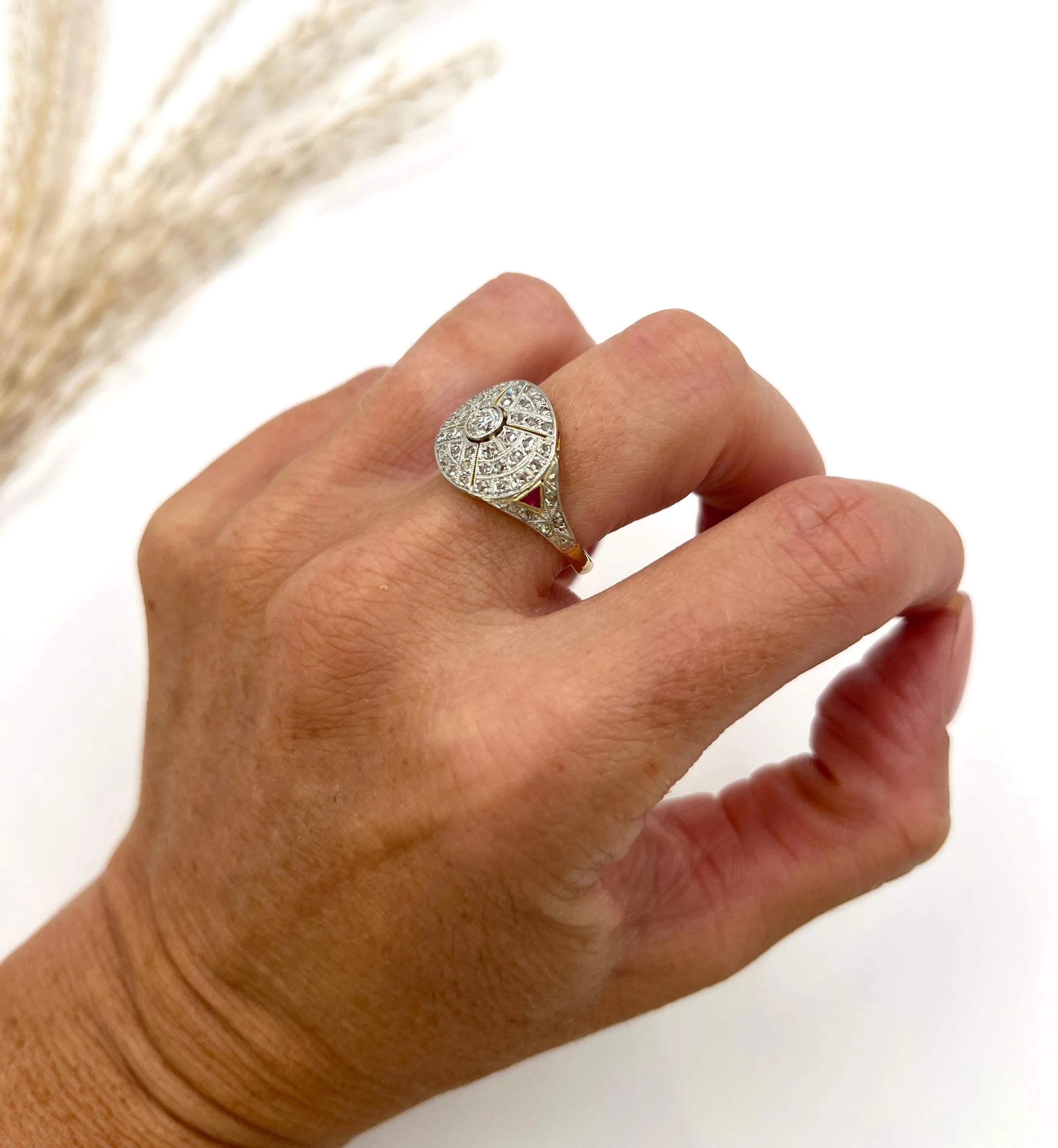 Bague ancienne en or 18ct et platine, bombe de diamants et de rubis de l'époque édouardienne en vente 3