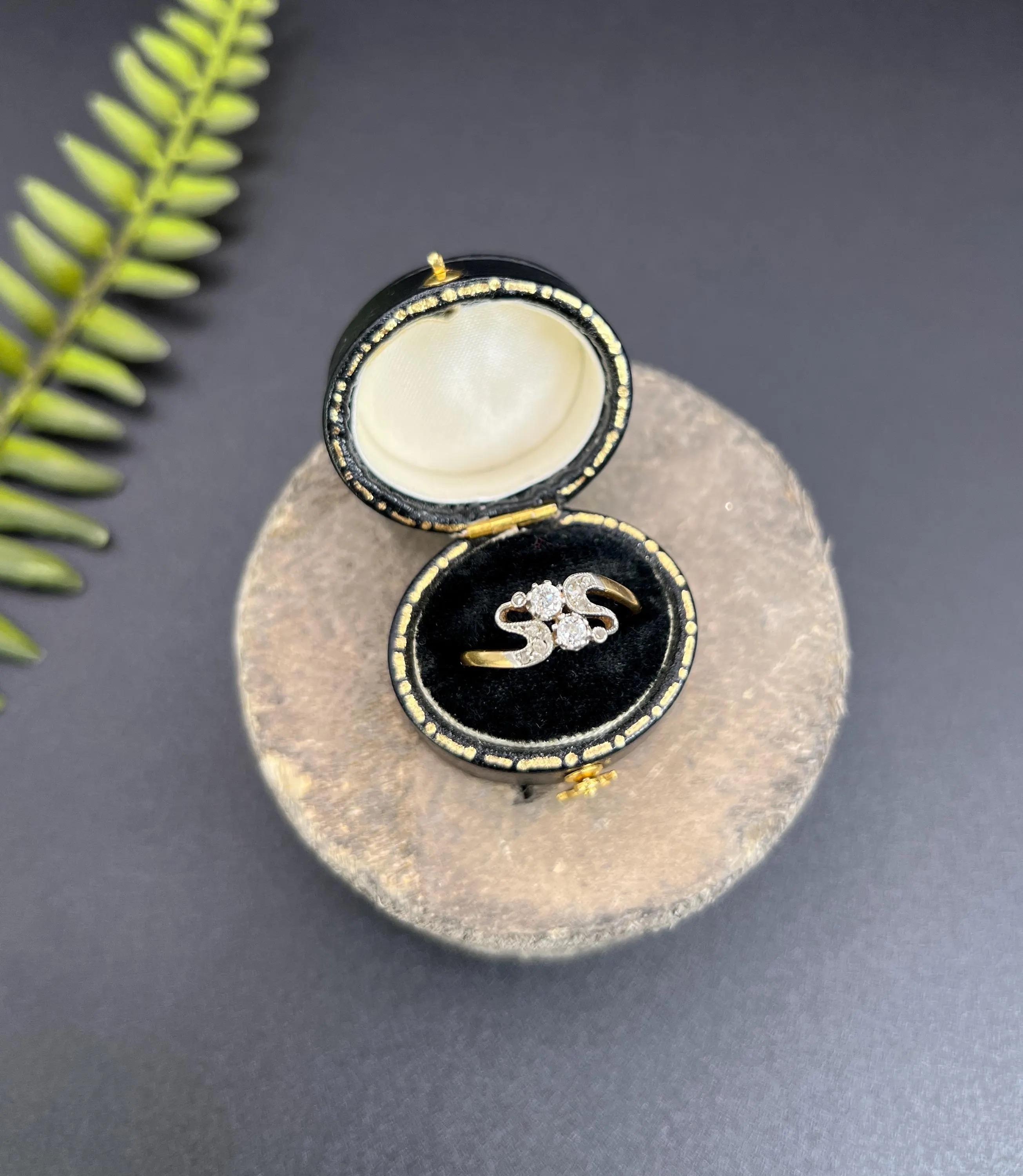 Women's or Men's Antique 18ct Gold & Platinum Edwardian era Diamond Belle Époque, Moi et Toi Ring
