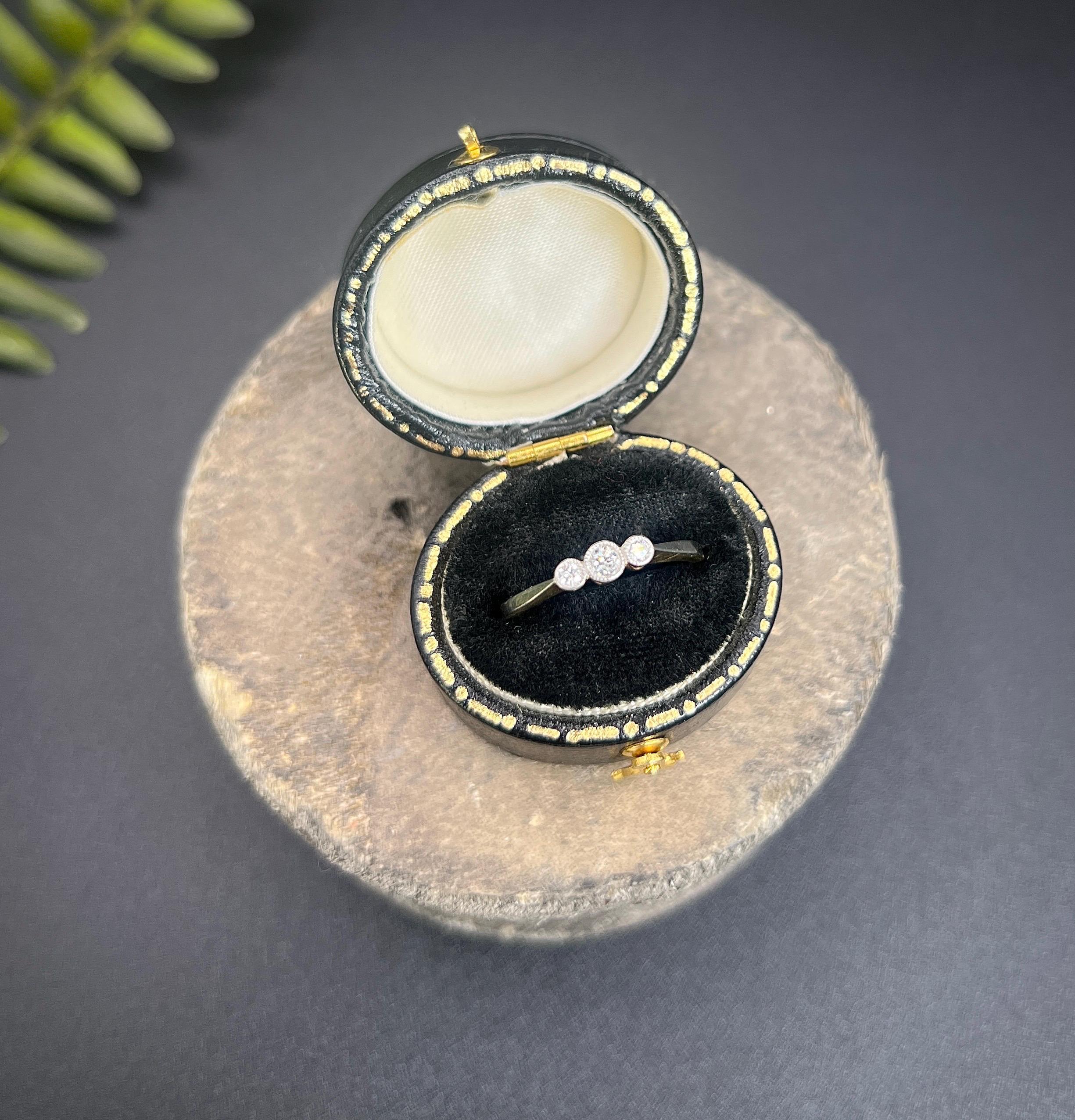 Antique 18ct Gold & Platinum, Edwardian era Diamond Three Stone Ring For Sale 4