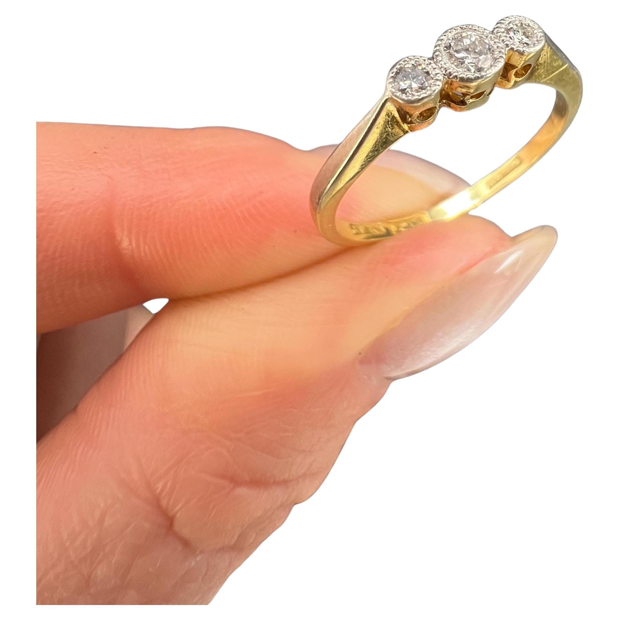 Anillo antiguo de oro y platino de 18 ct con tres diamantes de la época eduardiana