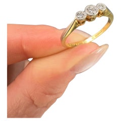 Anillo antiguo de oro y platino de 18 ct con tres diamantes de la época eduardiana