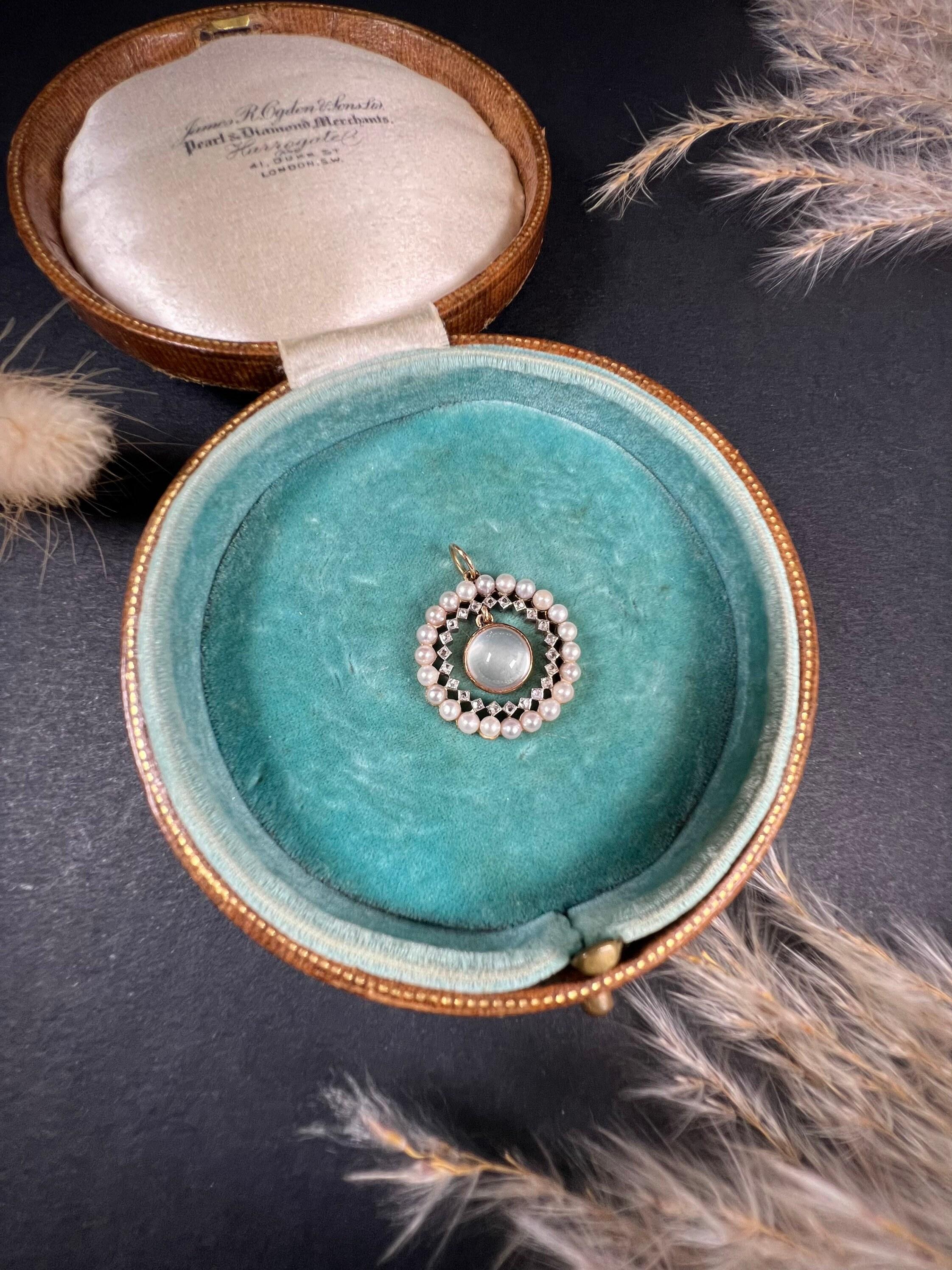 Édouardien Pendentif édouardien ancien en or 18 carats et platine, avec pierre de lune édouardienne, diamant, perle et halo en vente