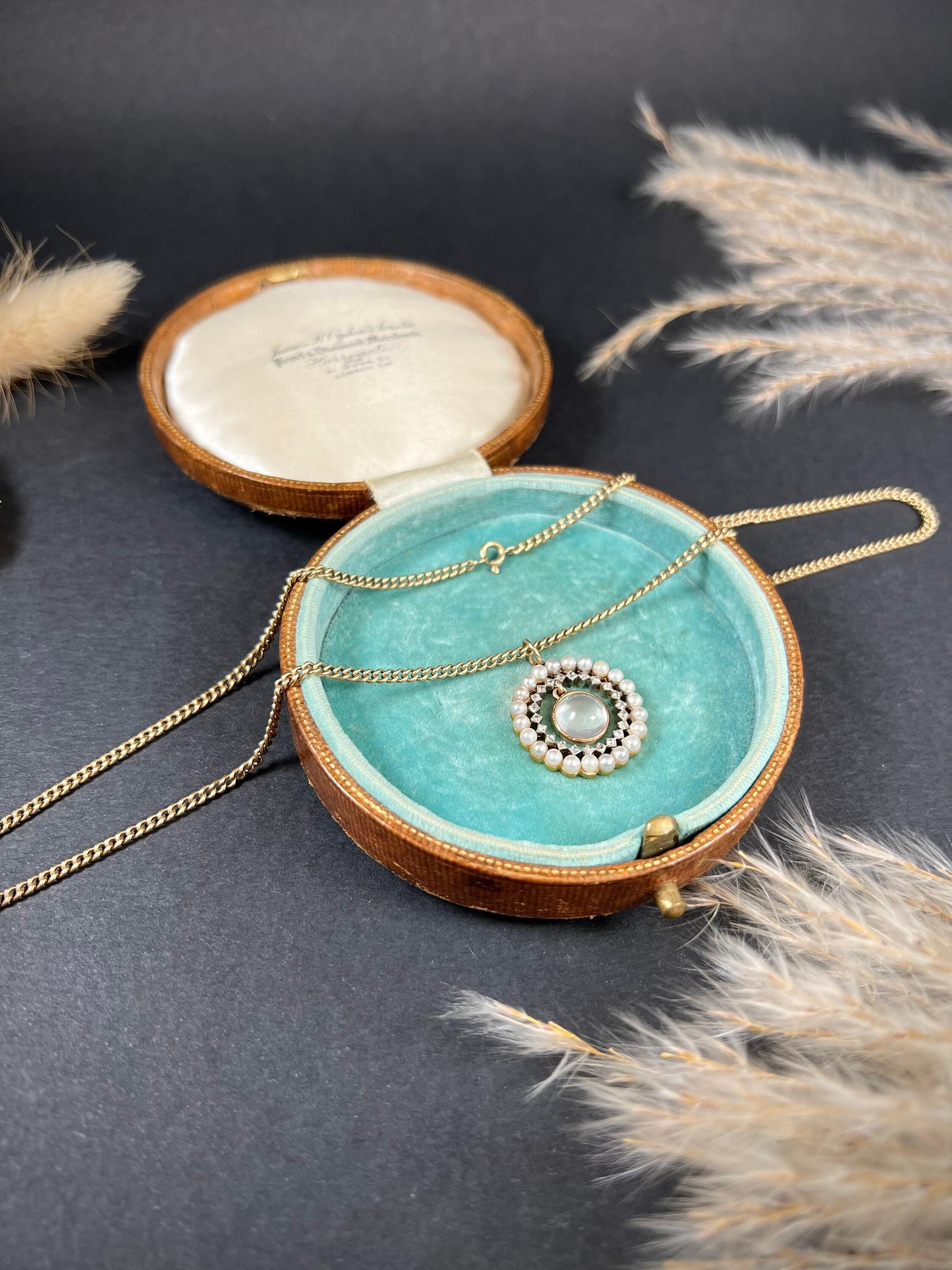 Taille ronde Pendentif édouardien ancien en or 18 carats et platine, avec pierre de lune édouardienne, diamant, perle et halo en vente