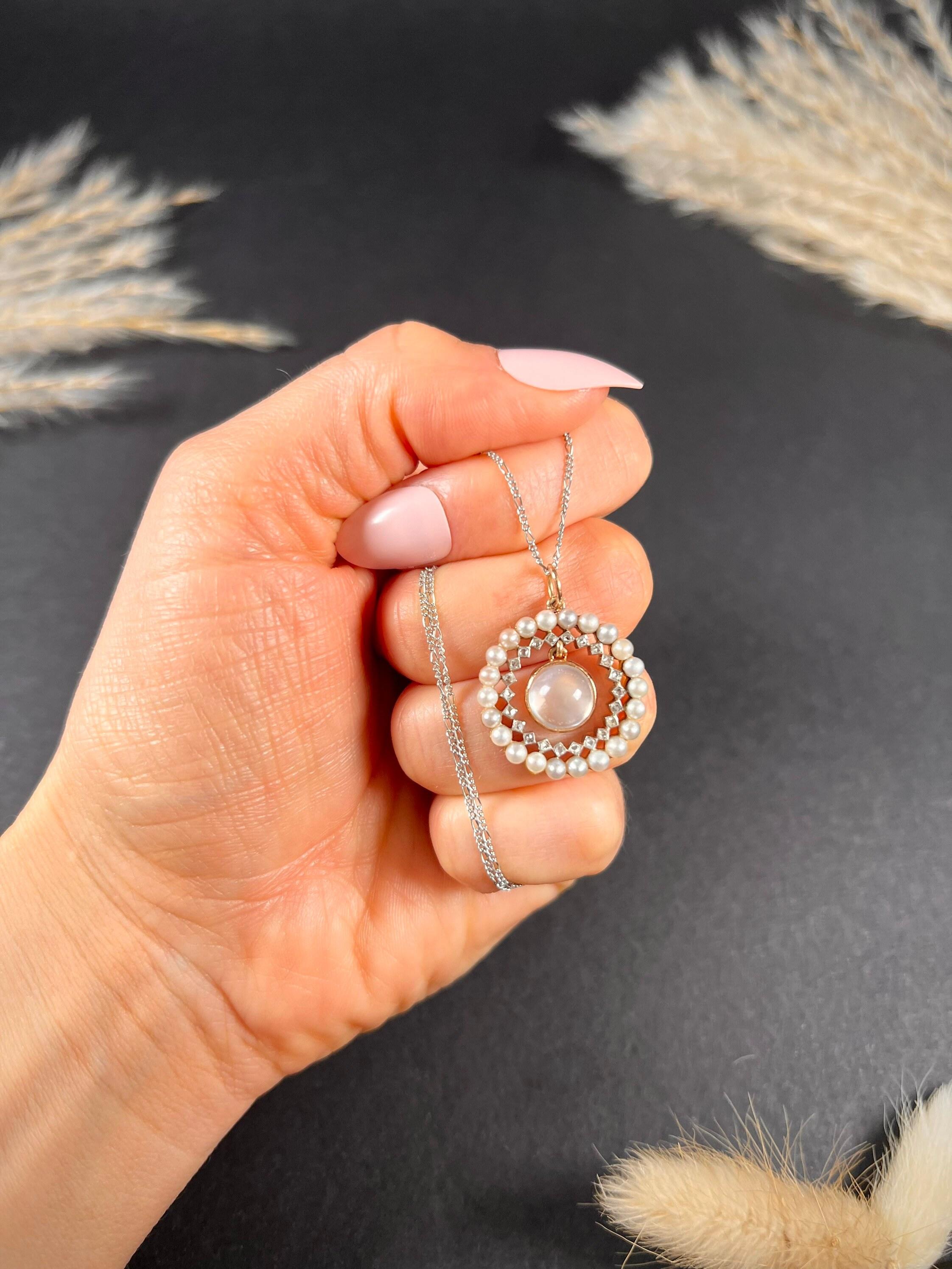 Pendentif édouardien ancien en or 18 carats et platine, avec pierre de lune édouardienne, diamant, perle et halo en vente 1