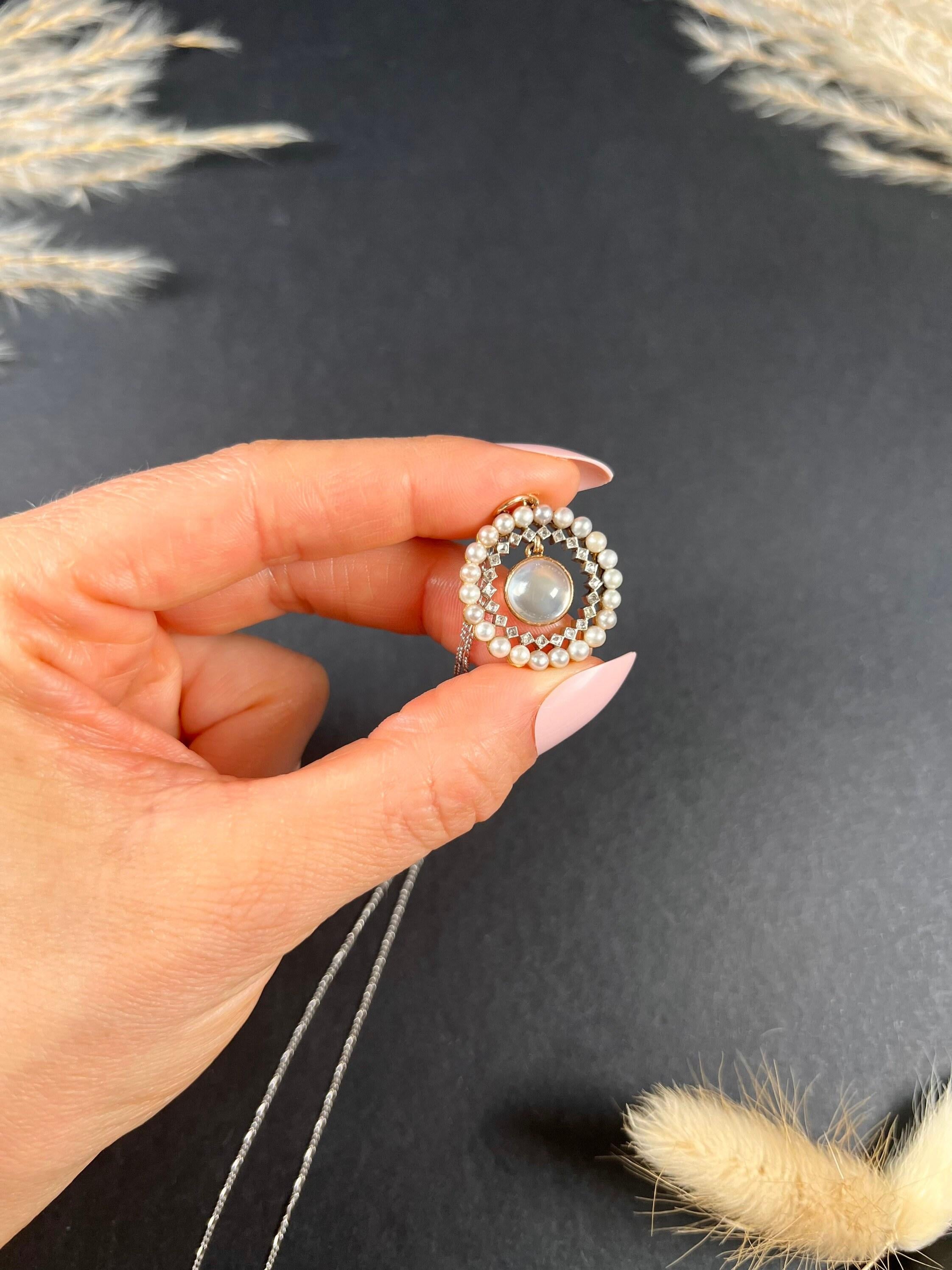 Pendentif édouardien ancien en or 18 carats et platine, avec pierre de lune édouardienne, diamant, perle et halo en vente 2