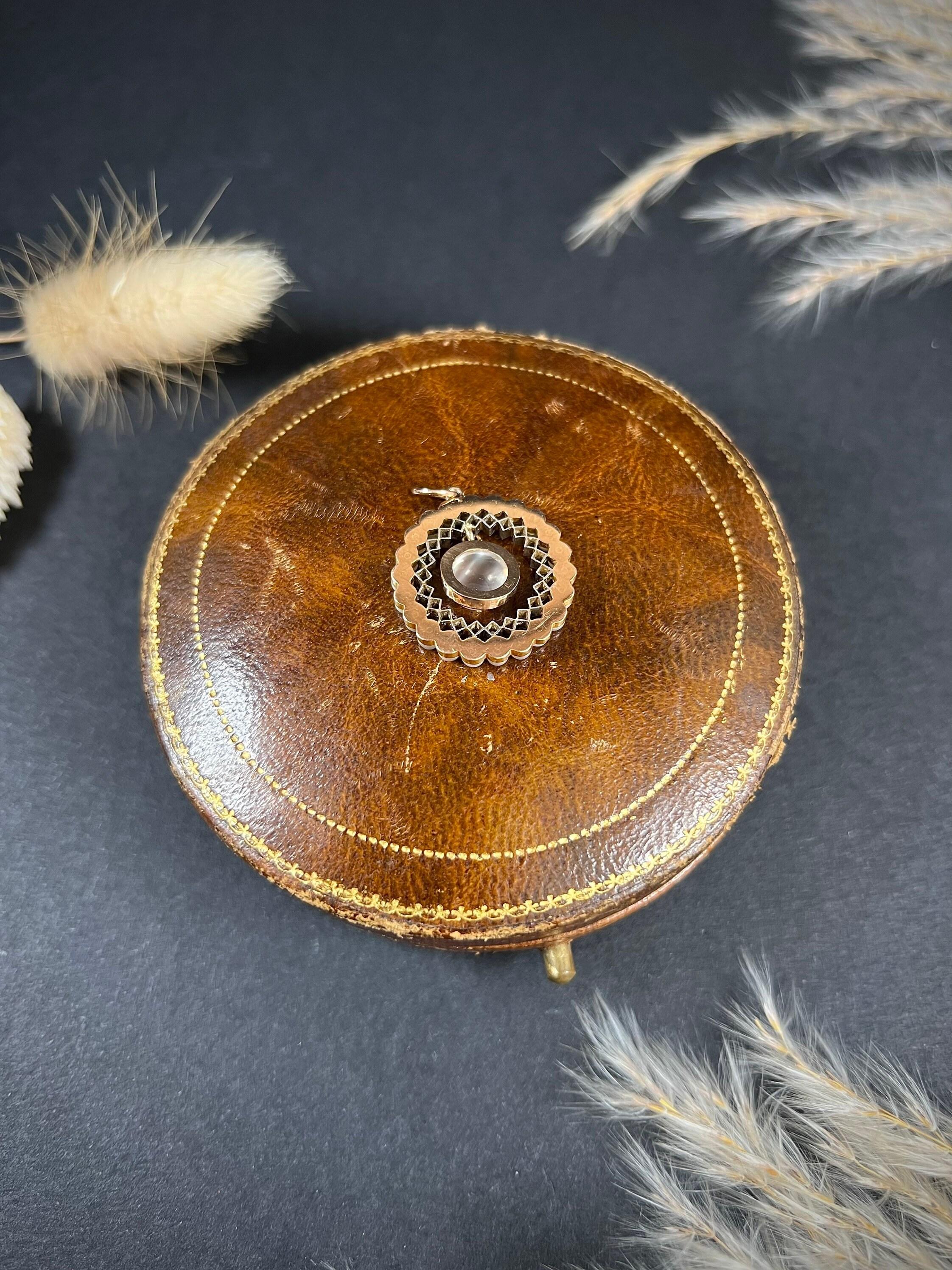 Pendentif édouardien ancien en or 18 carats et platine, avec pierre de lune édouardienne, diamant, perle et halo en vente 3