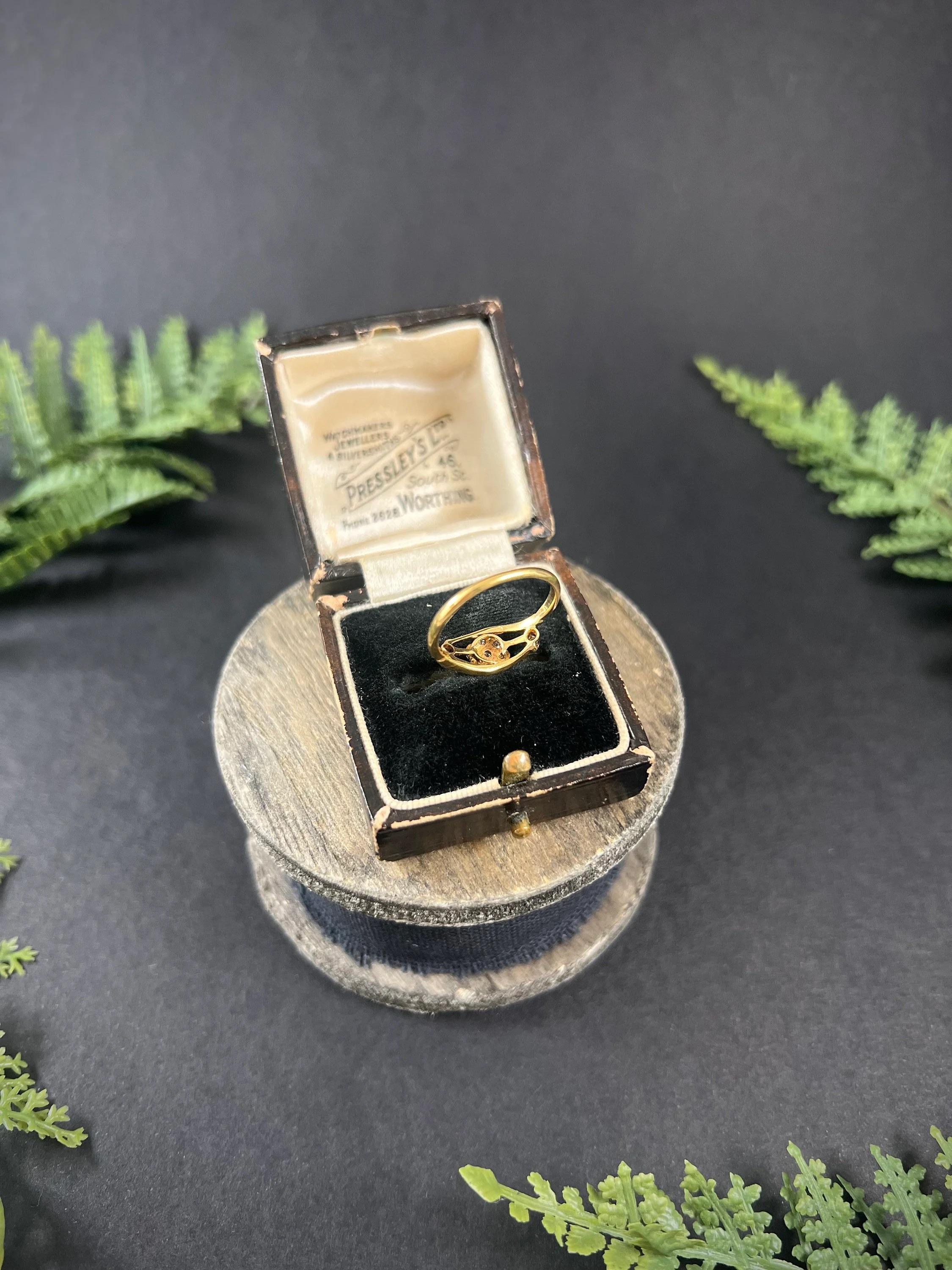 Antique 18ct Gold & Platinum Edwardian Old Cut Diamond Daisy Crossover Ring In Good Condition For Sale In Brighton, GB